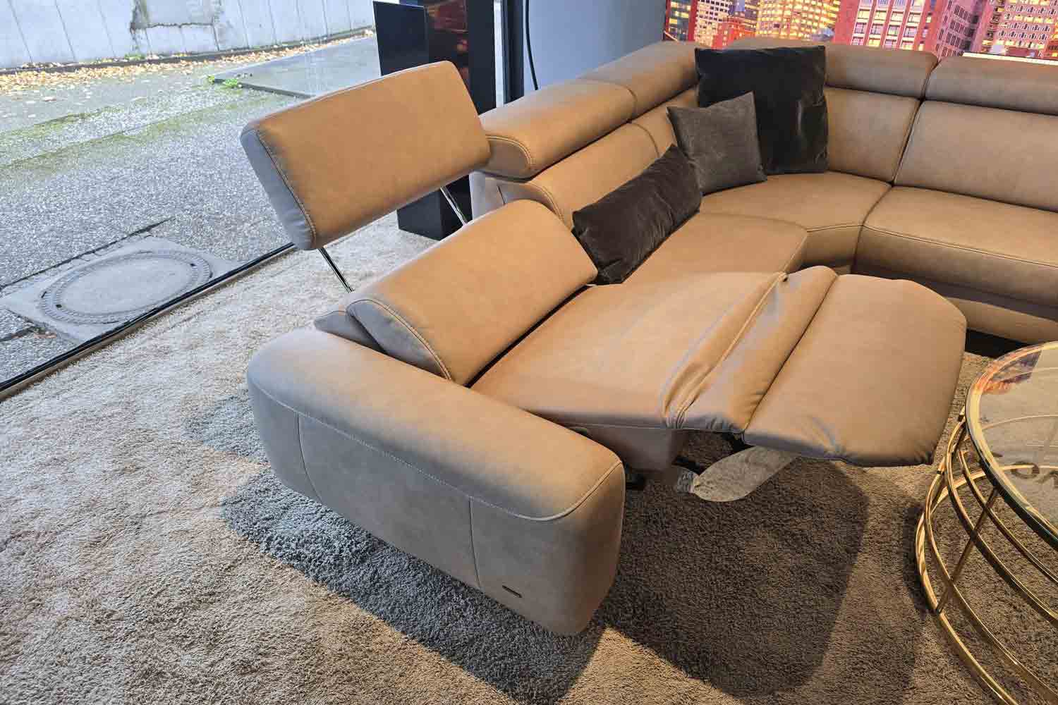 Ecksofa Modell Supreme inkl. motorischer Relaxfunktion in Leder