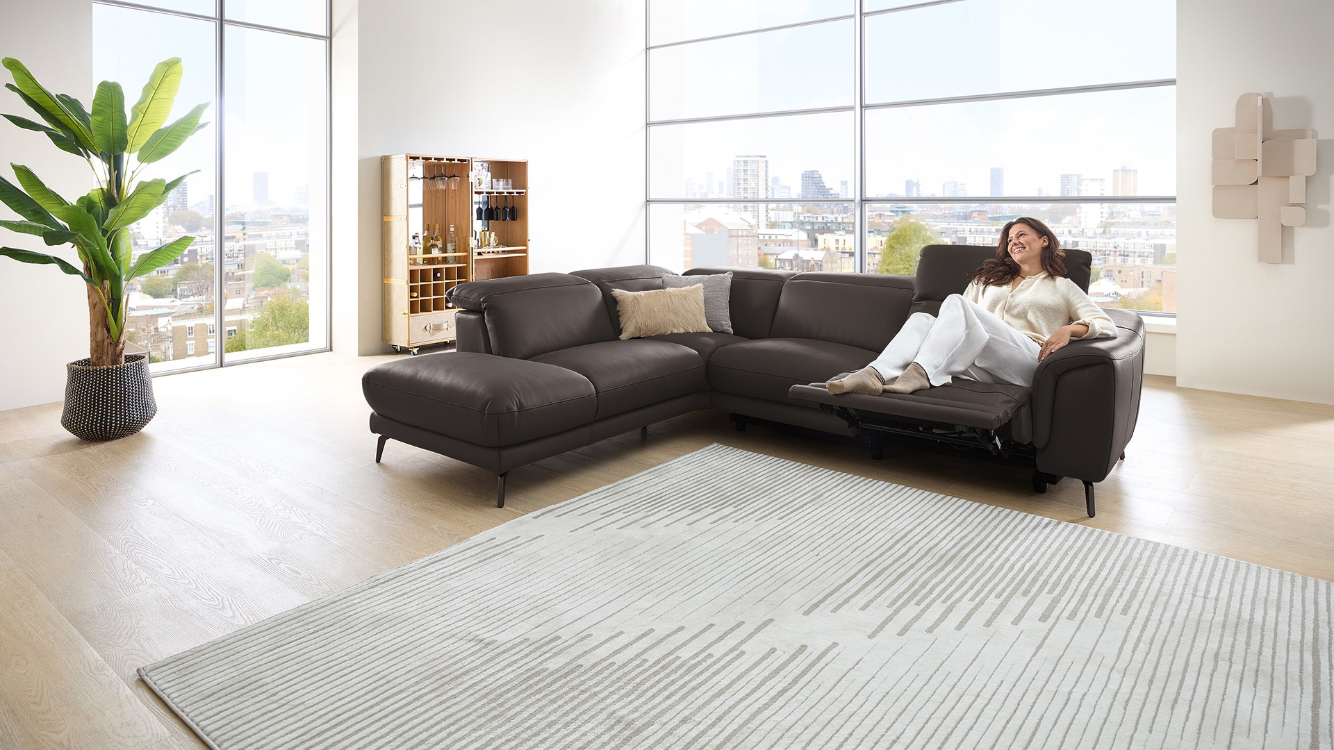 Leder Ecksofa mit motorischer Relaxfunktion und manueller Kopfteilverstellung