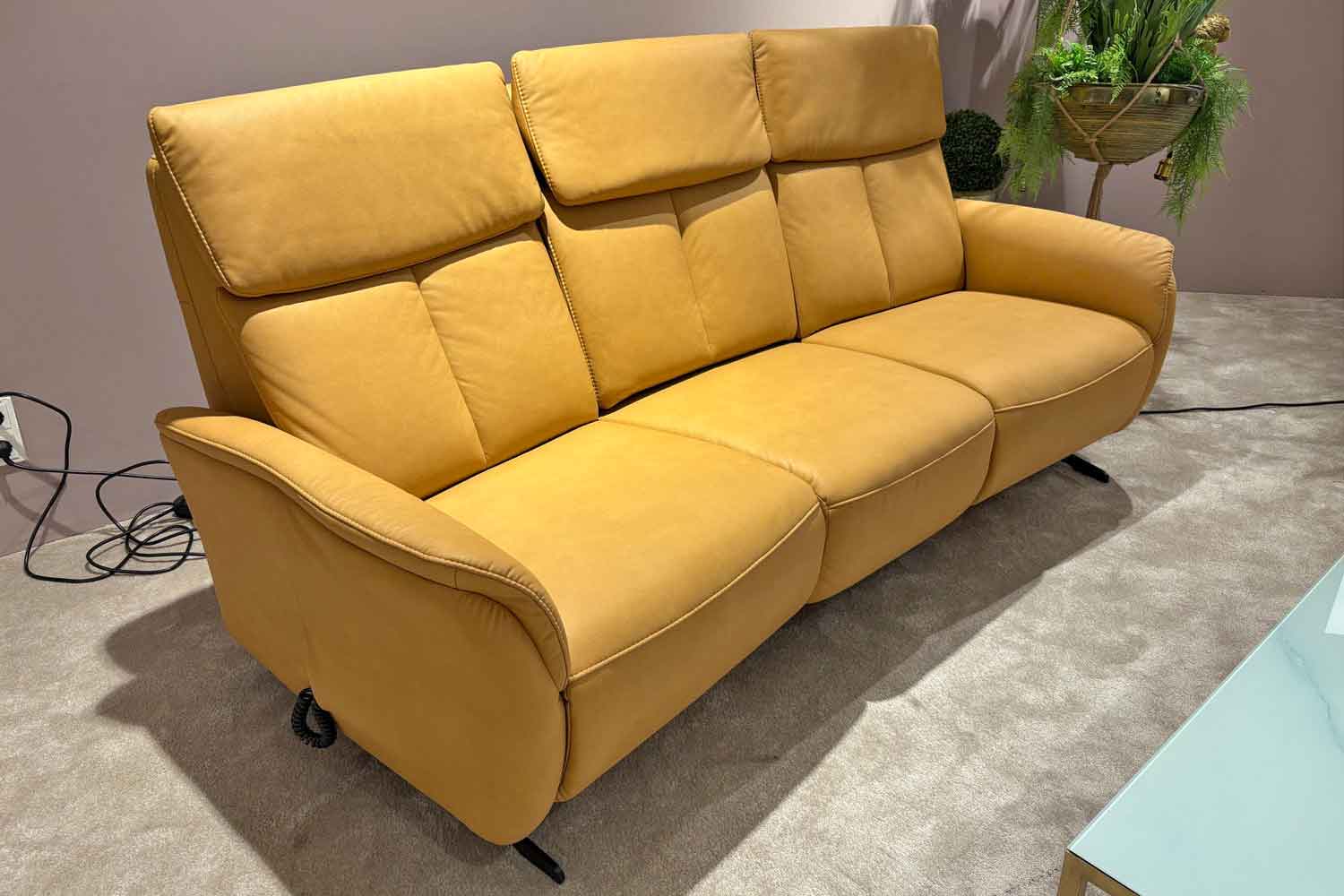 Rundes Sofa mit motorischer Relaxfunktion und Tischfunktion in Stoff