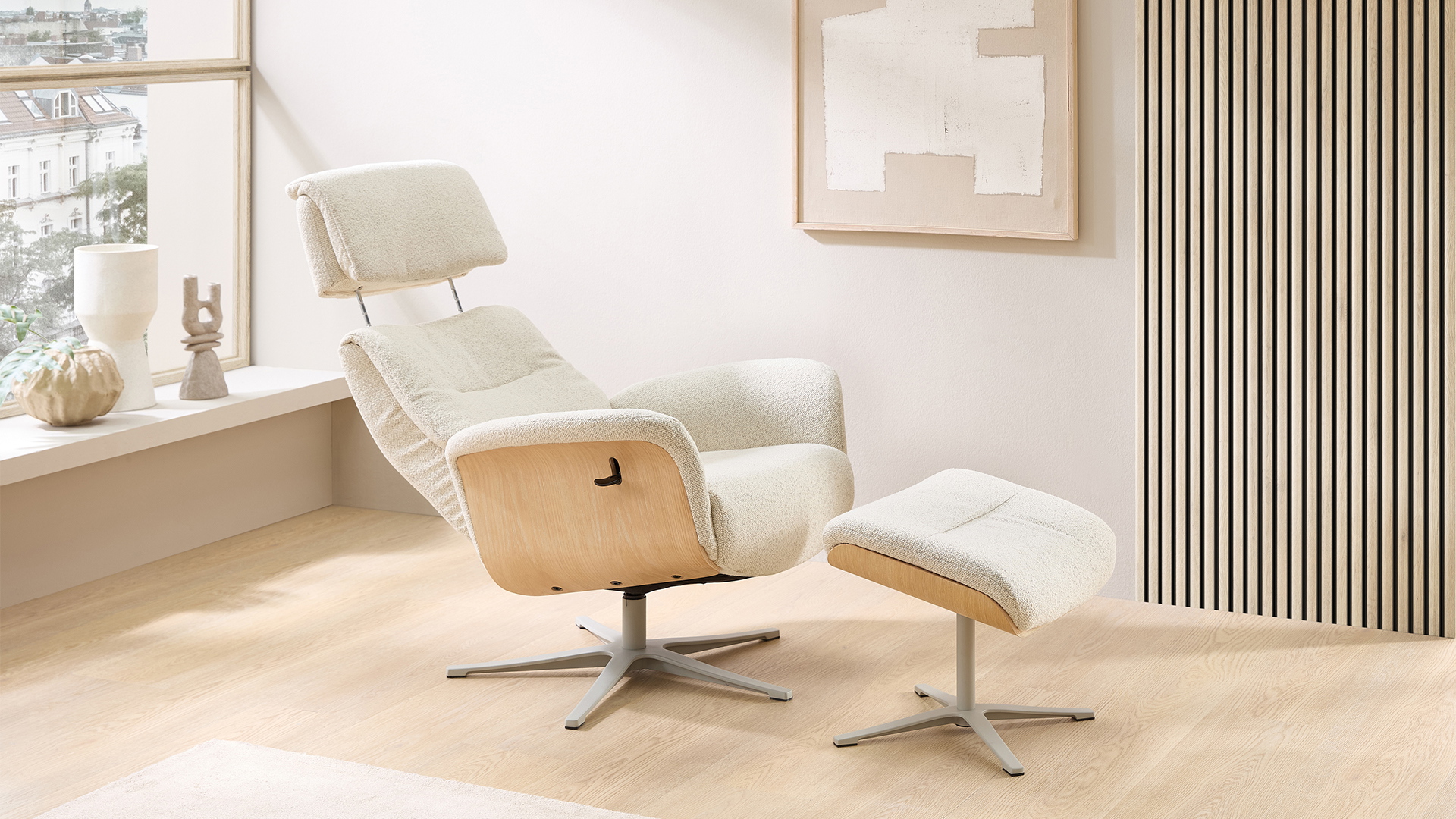 Relaxsessel Lion mit Holzapplikation und Hocker in Stoff