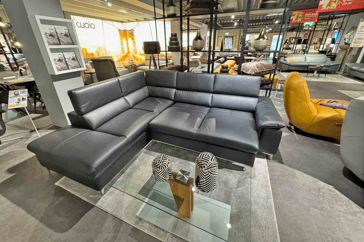 Cuoio Ecksofa mit motorischen Vorziehsitz in Leder