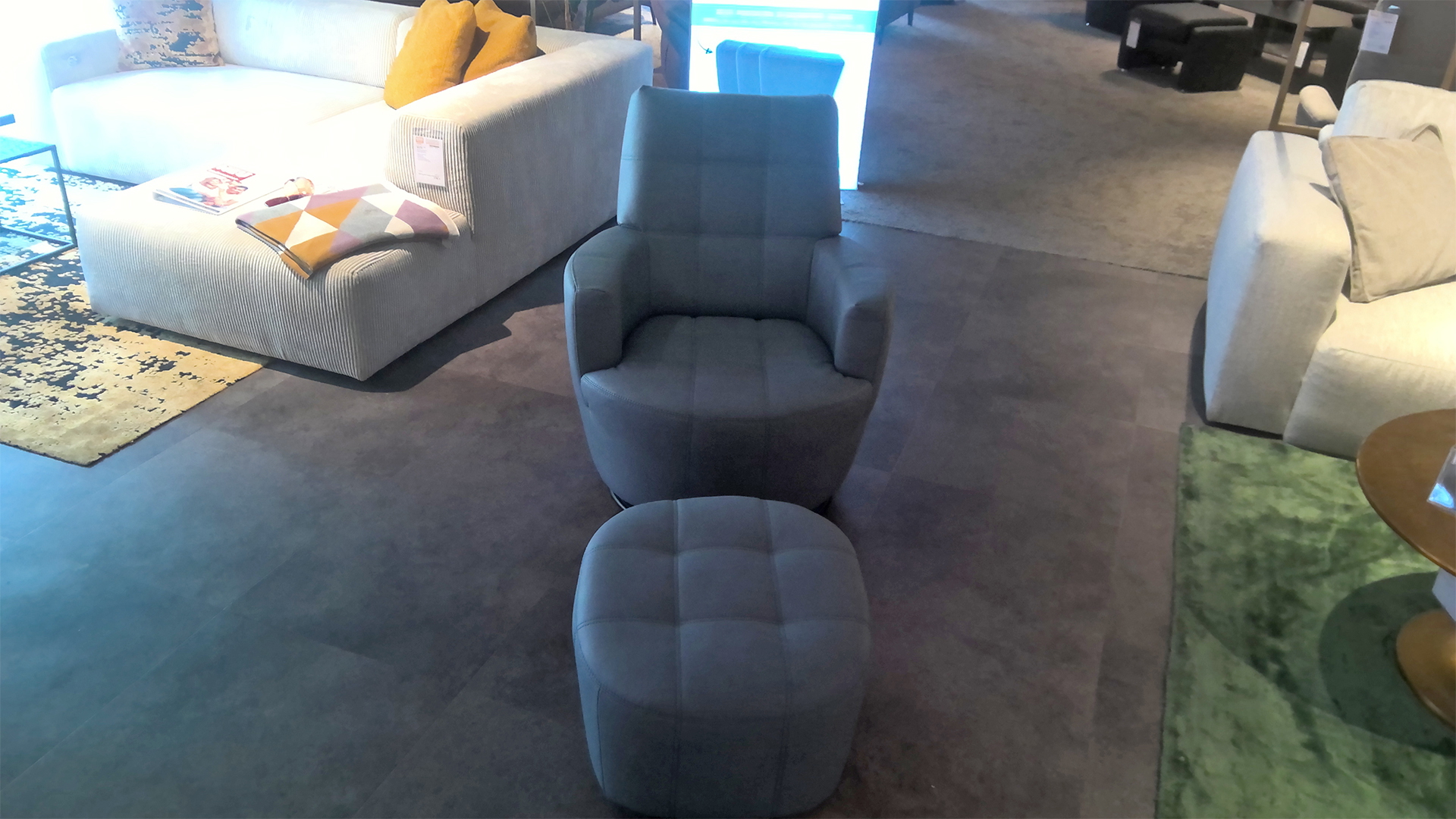 Drehsessel mit Schaukelfunktion und Hocker in Stoff -0612800005-06WW-A