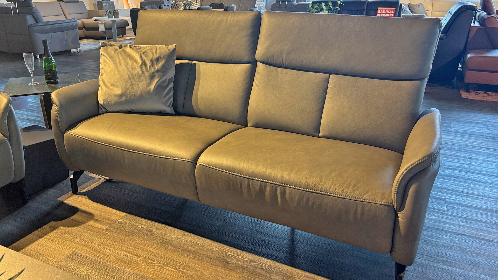 Couchgarnitur mit motorischer Relaxfunktion und motorischen Sitzvorzug in Leder
