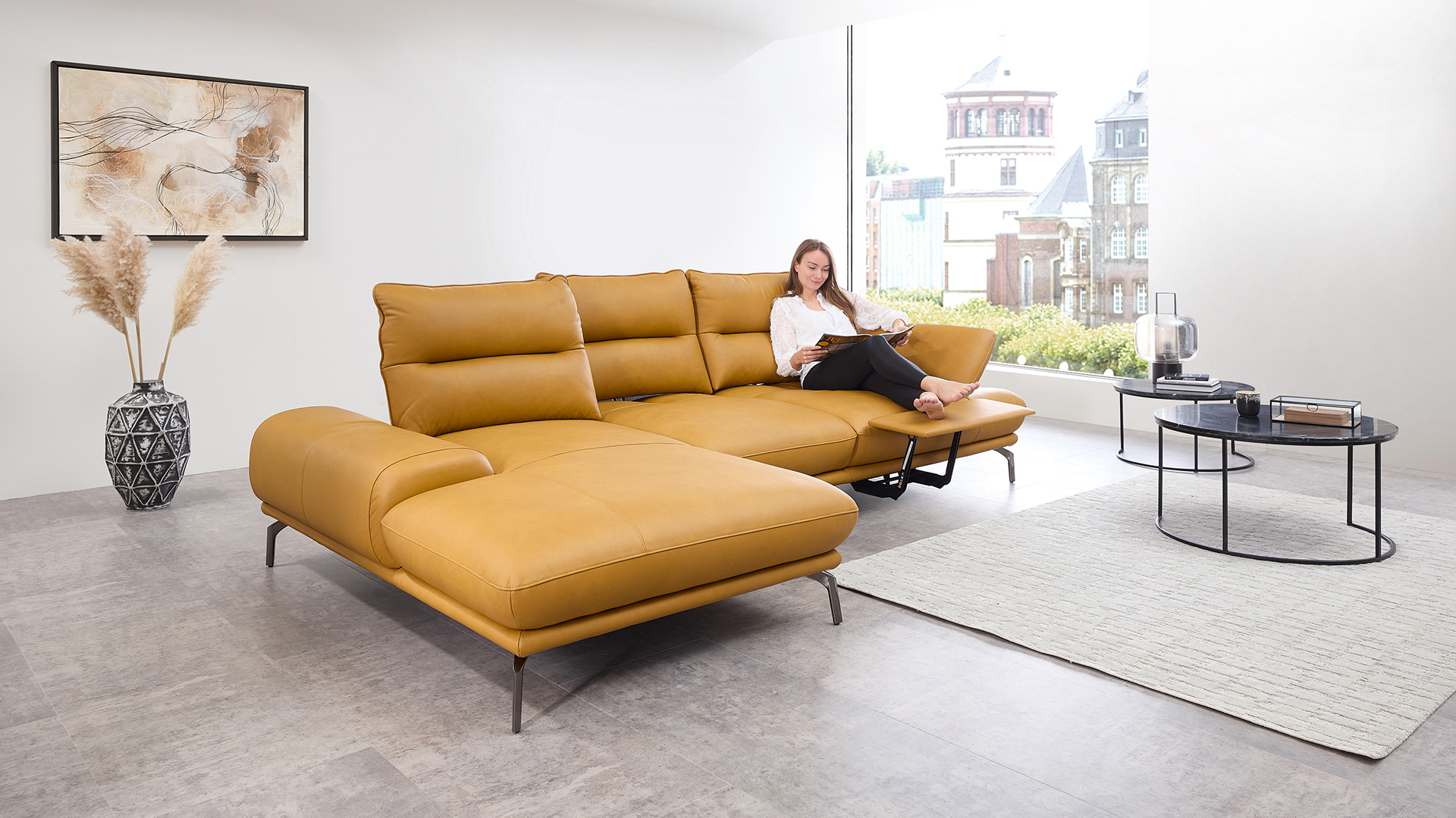 Leder Ecksofa mit Sitztiefenverstellung und motorischer Fußstütze Leder Ecksofa mit Sitztiefenverstellung und motorischer Fußstütze
