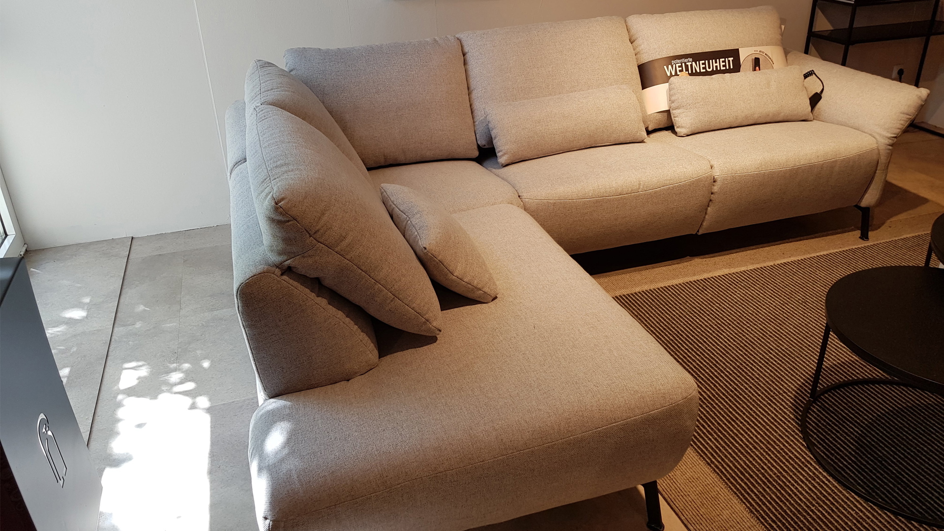 Hilker Ecksofa HC8 mit motorischer Relaxfunktion und manuelle Rückenverstellung in Stoff  -053309302-01WW-A
