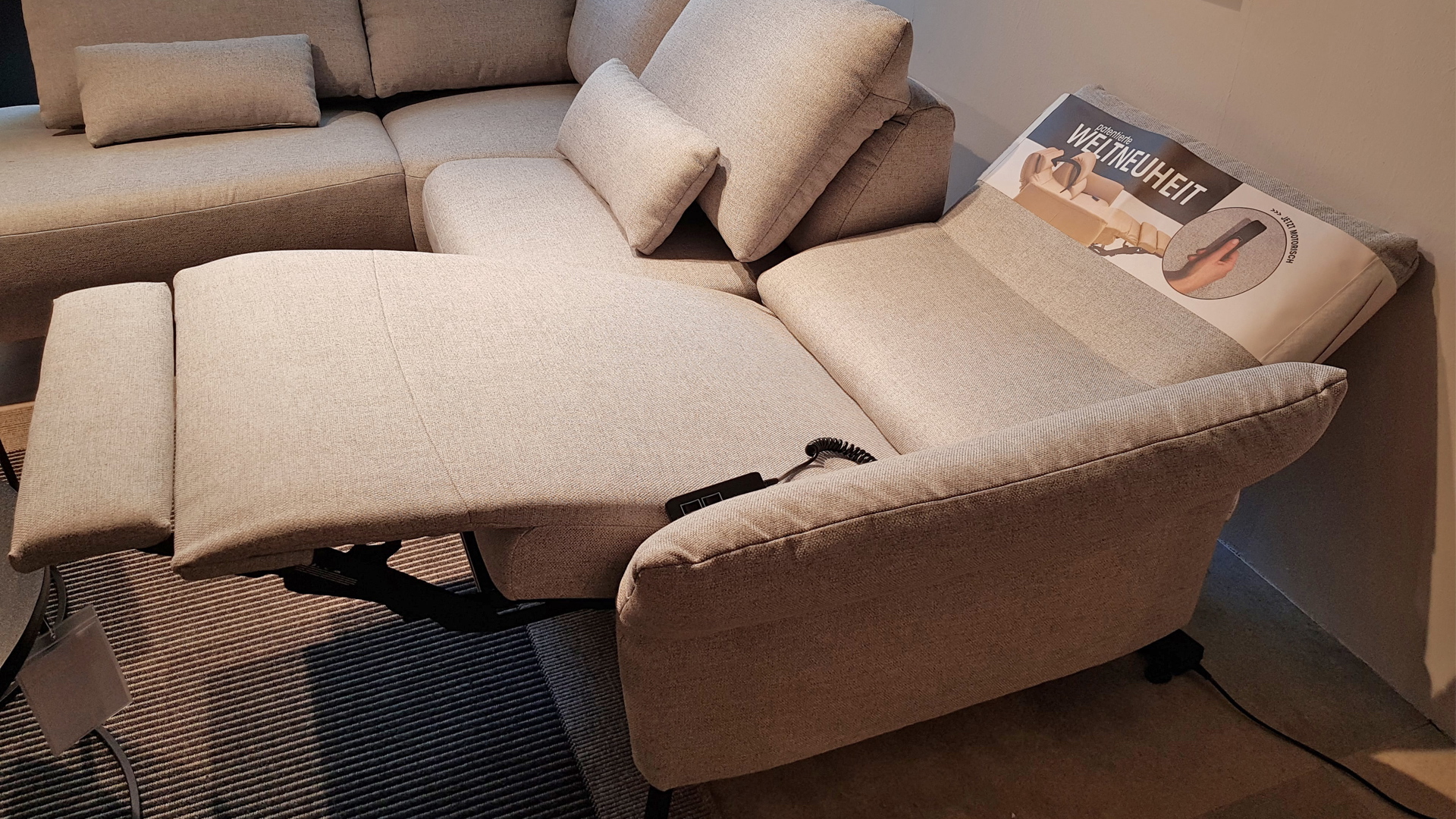 Hilker Ecksofa HC8 mit motorischer Relaxfunktion und manuelle Rückenverstellung in Stoff  -053309302-01WW-A