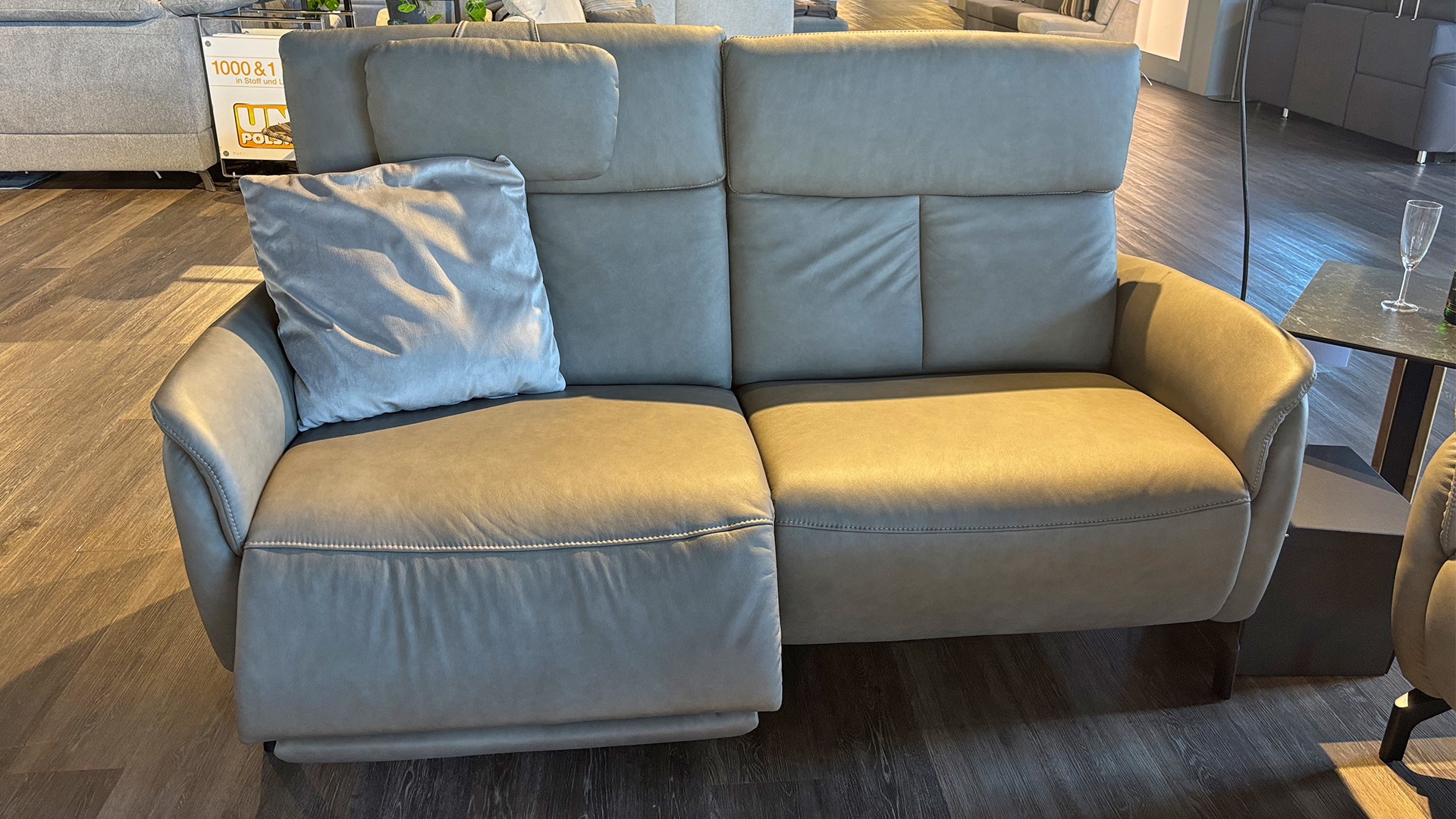 Couchgarnitur mit motorischer Relaxfunktion und motorischen Sitzvorzug in Leder