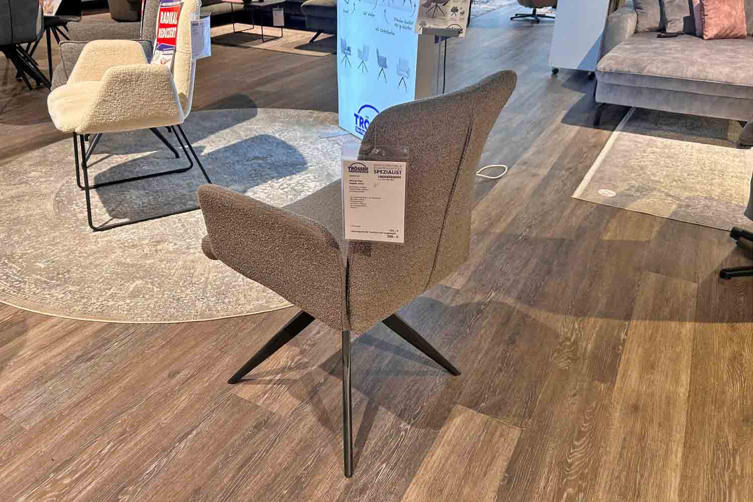 Design-Armlehnstuhl inkl. Dreh- und Rückholfunktion in Stoff