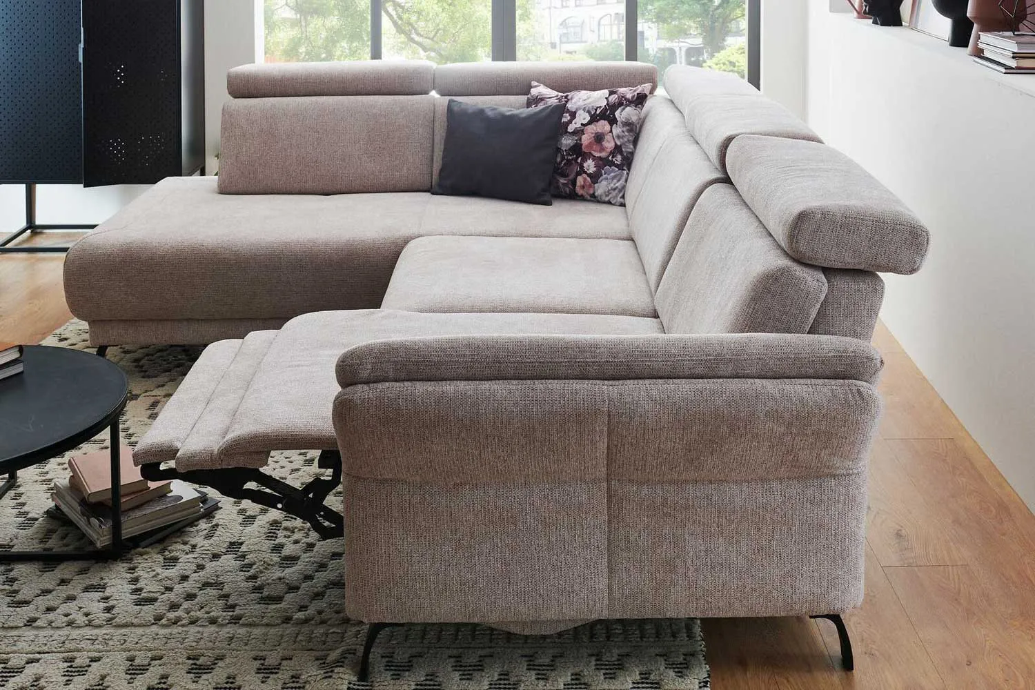 Ecksofa in L-Form mit Sitztiefenverstellung in Stoff Rosa