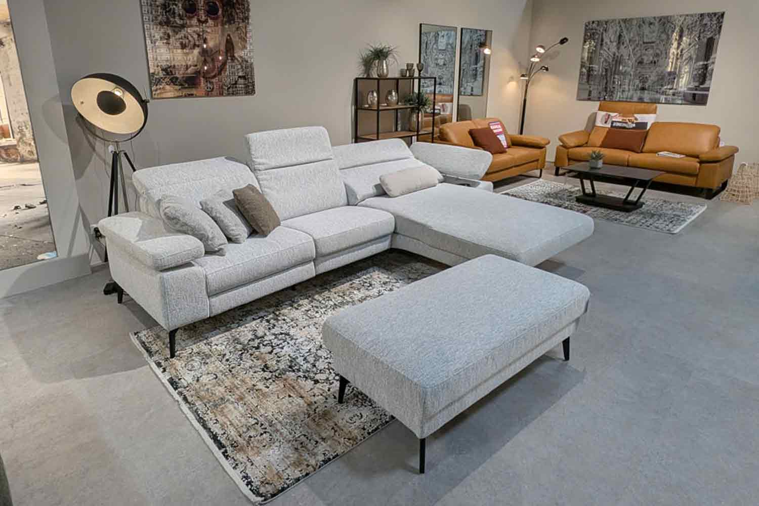 Interliving IL 4065 Ecksofa inkl. motorischer Relaxfunktion und Hockerbank in Stoff 