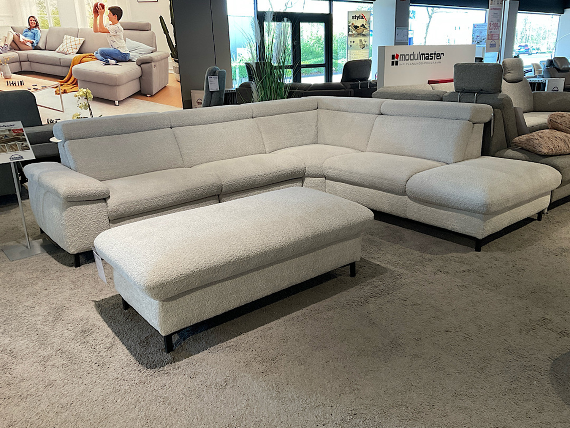 Modulmaster Ecksofa inkl. vielen Funktionen und Hocker in Boucle Stoff