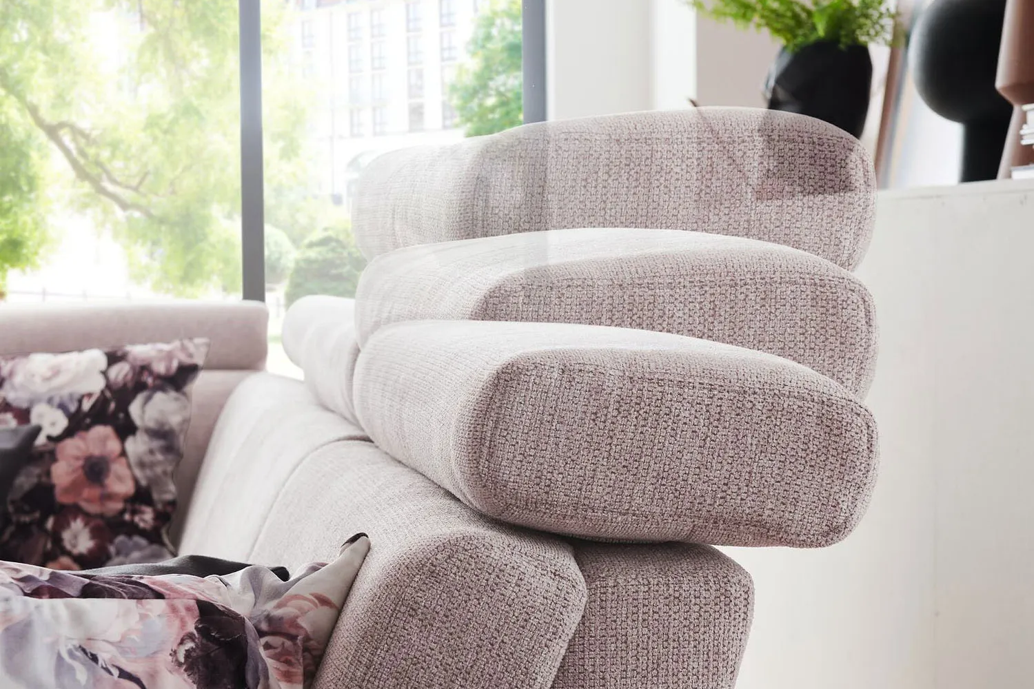 Ecksofa in L-Form mit Sitztiefenverstellung in Stoff Rosa