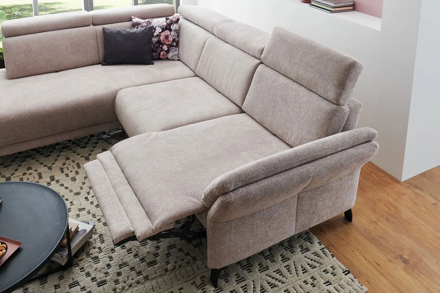 Ecksofa in L-Form mit Sitztiefenverstellung in Stoff Rosa