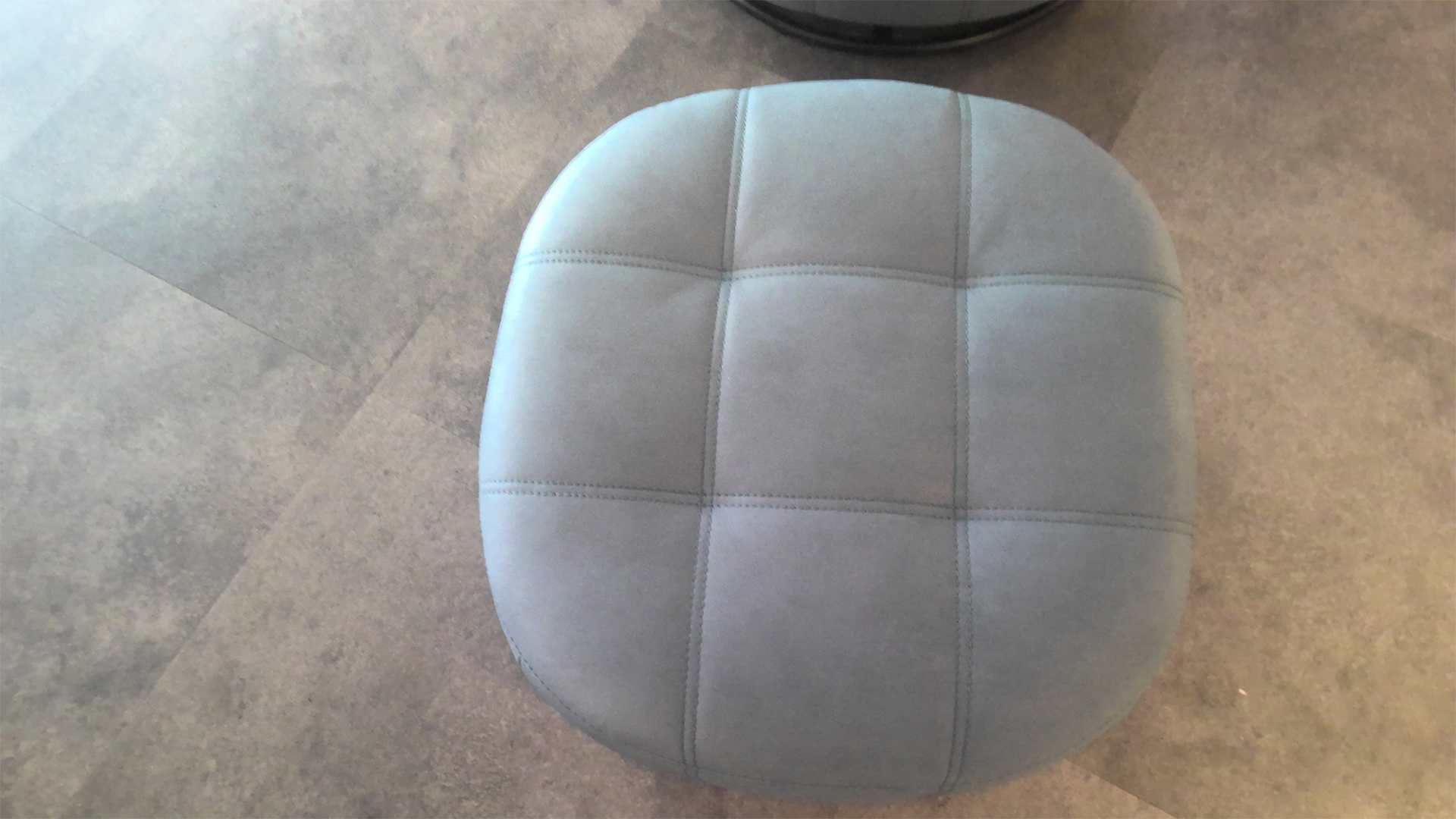 Drehsessel mit Schaukelfunktion und Hocker in Stoff -0612800005-06WW-A