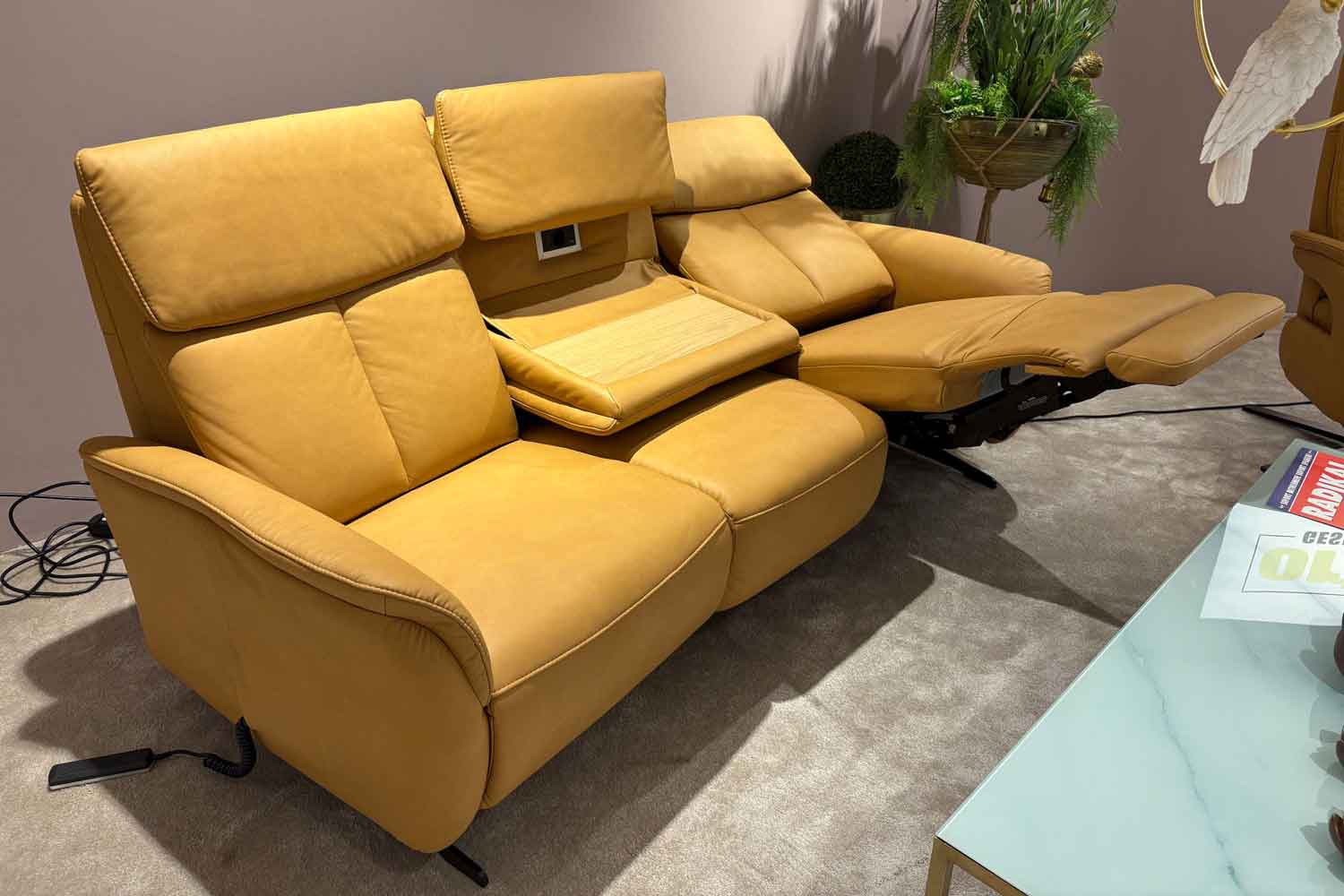 Rundes Sofa mit motorischer Relaxfunktion und Tischfunktion in Stoff