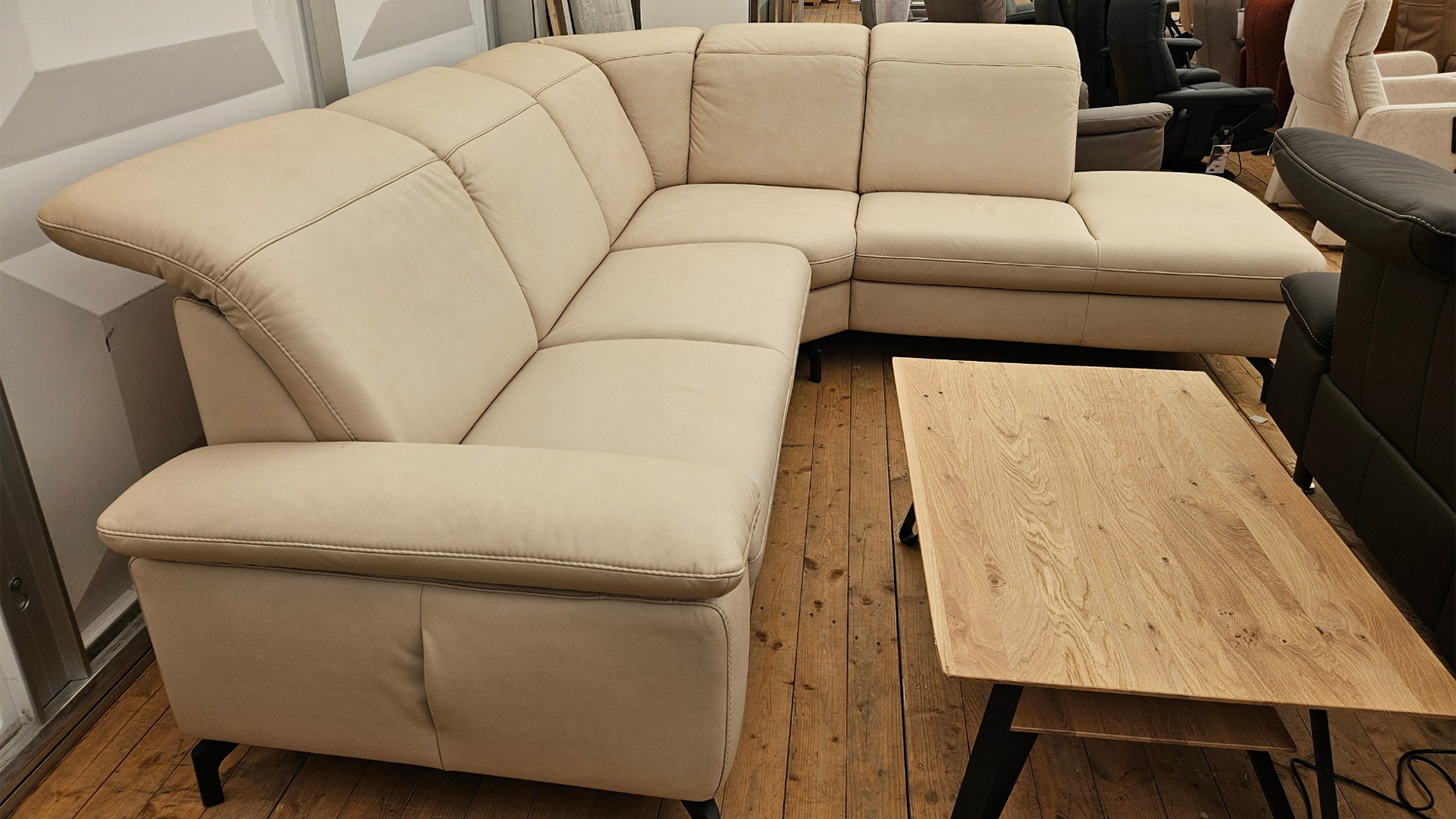 Ecksofa mit Kopfteilverstellung in Stoff