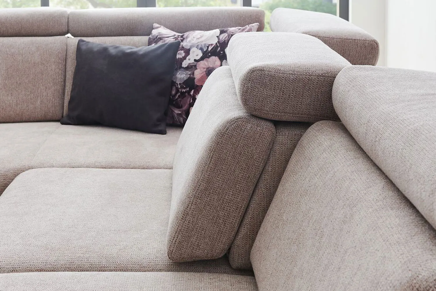 Ecksofa in L-Form mit Sitztiefenverstellung in Stoff Rosa