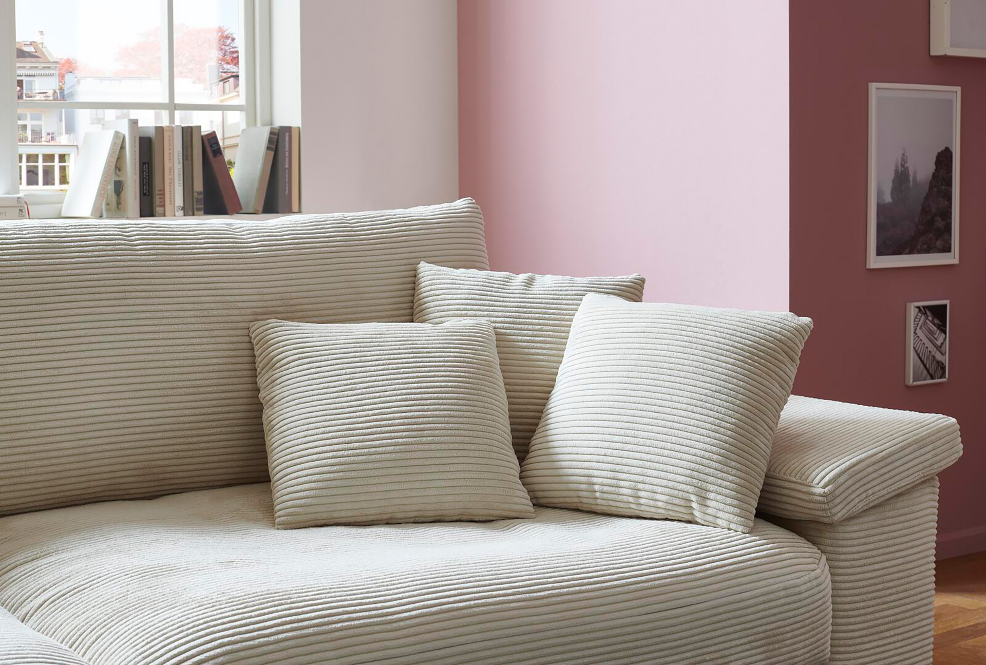 Cord Bigsofa mit losen Kissen