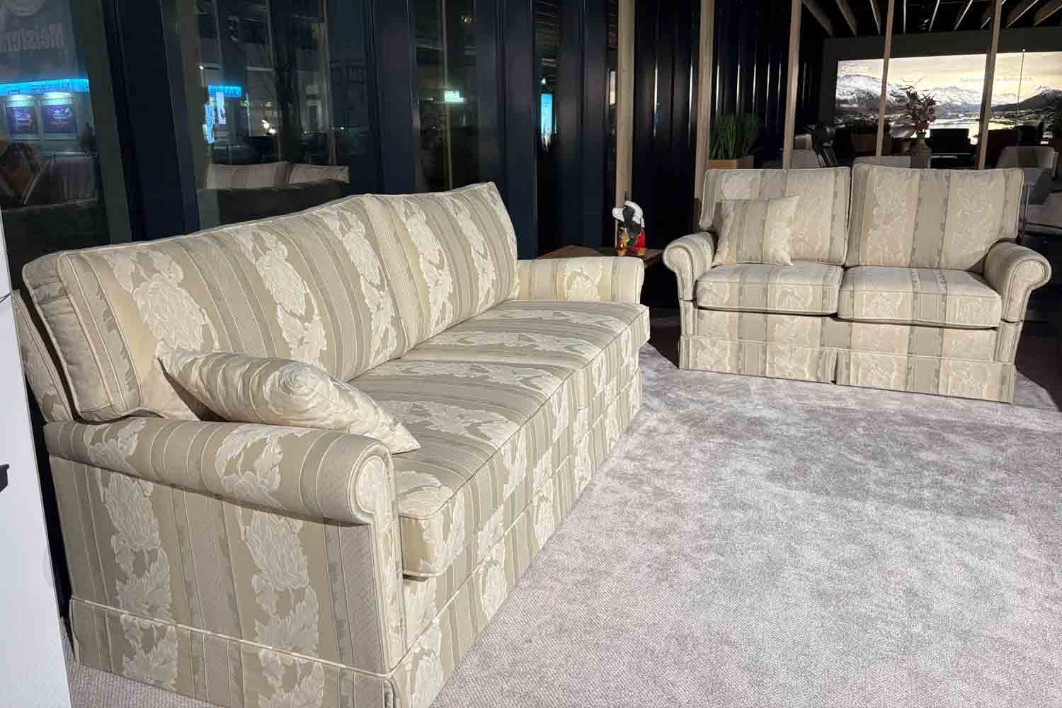 Klassische Couchgarnitur in Stoff