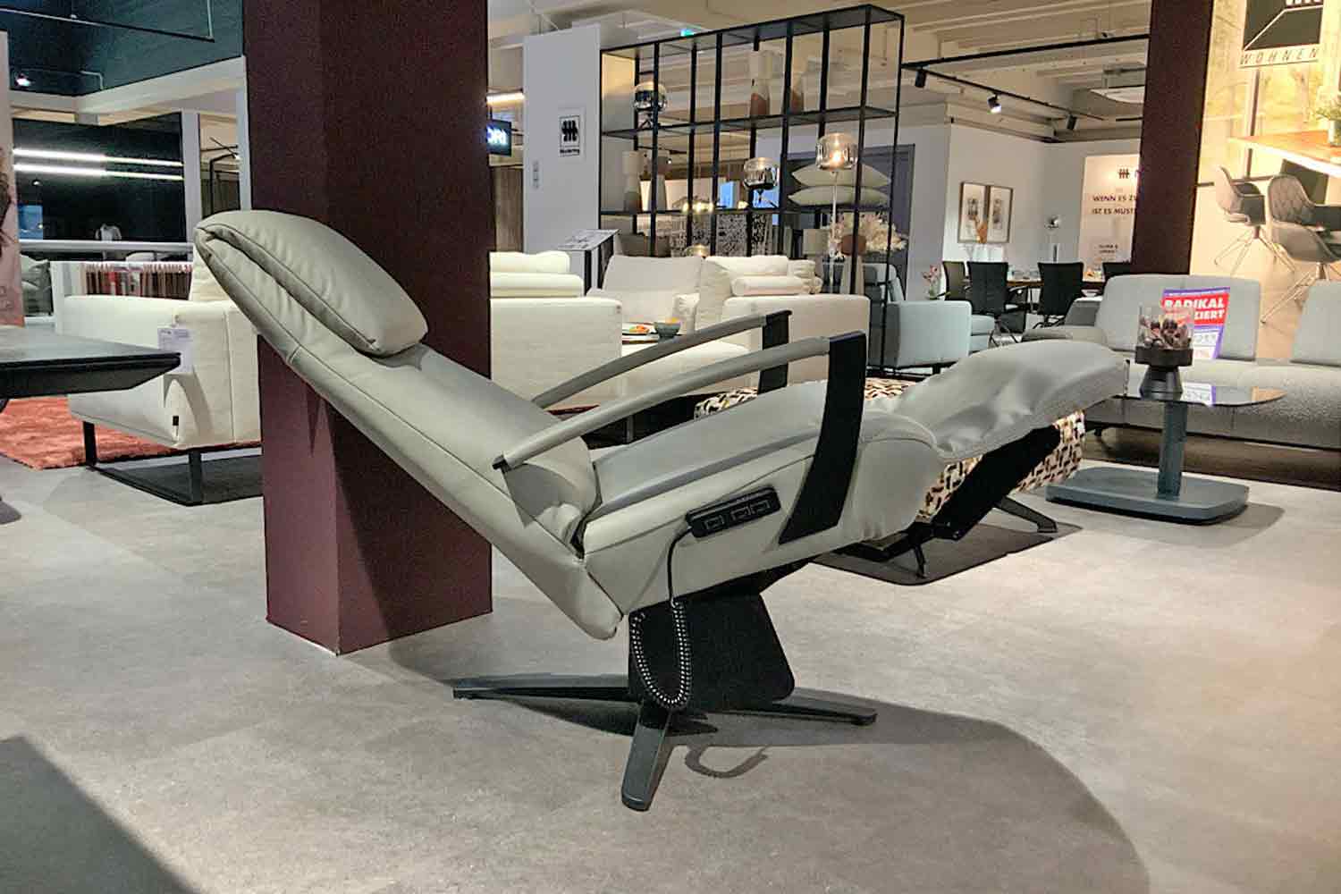 Leder Relaxsessel inkl. motorischer Relaxfunktion, Aufstehhilfe und Akku 