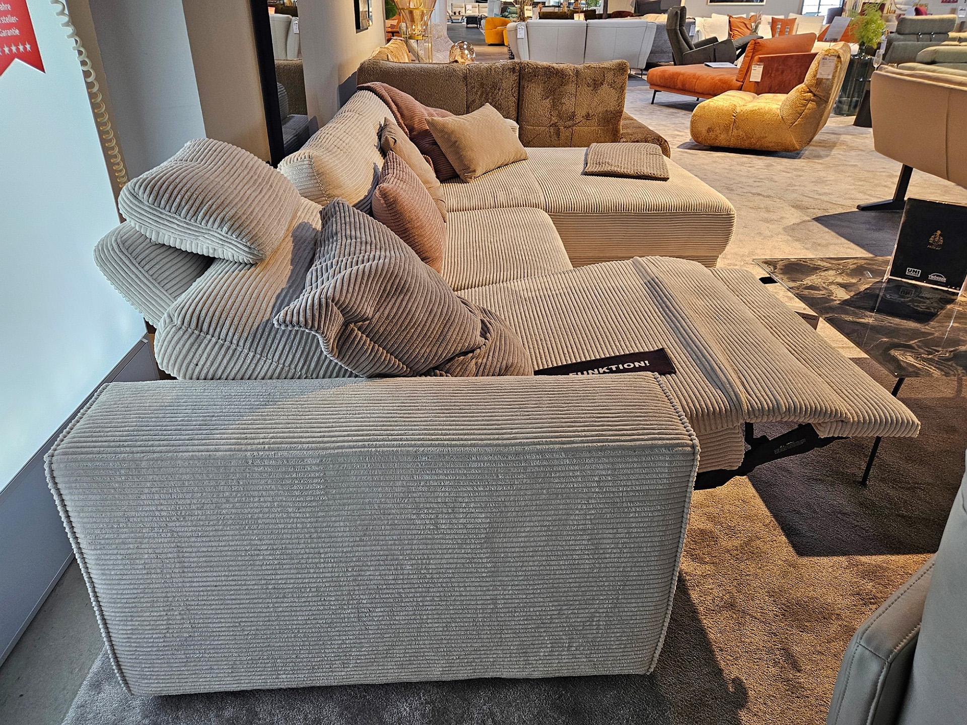 Hilker Ecksofa HC 45 mit motorischer Relaxfunktion in trendigen Cord-0533029400-34WW-A