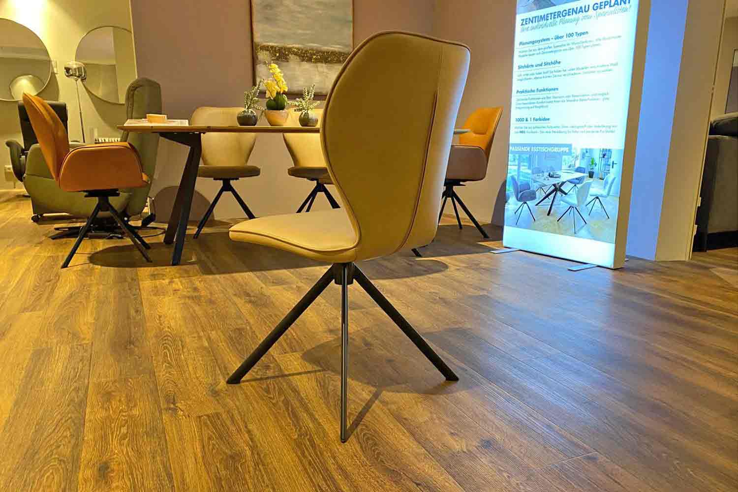 Design-Stuhl in Mikrofaser 
