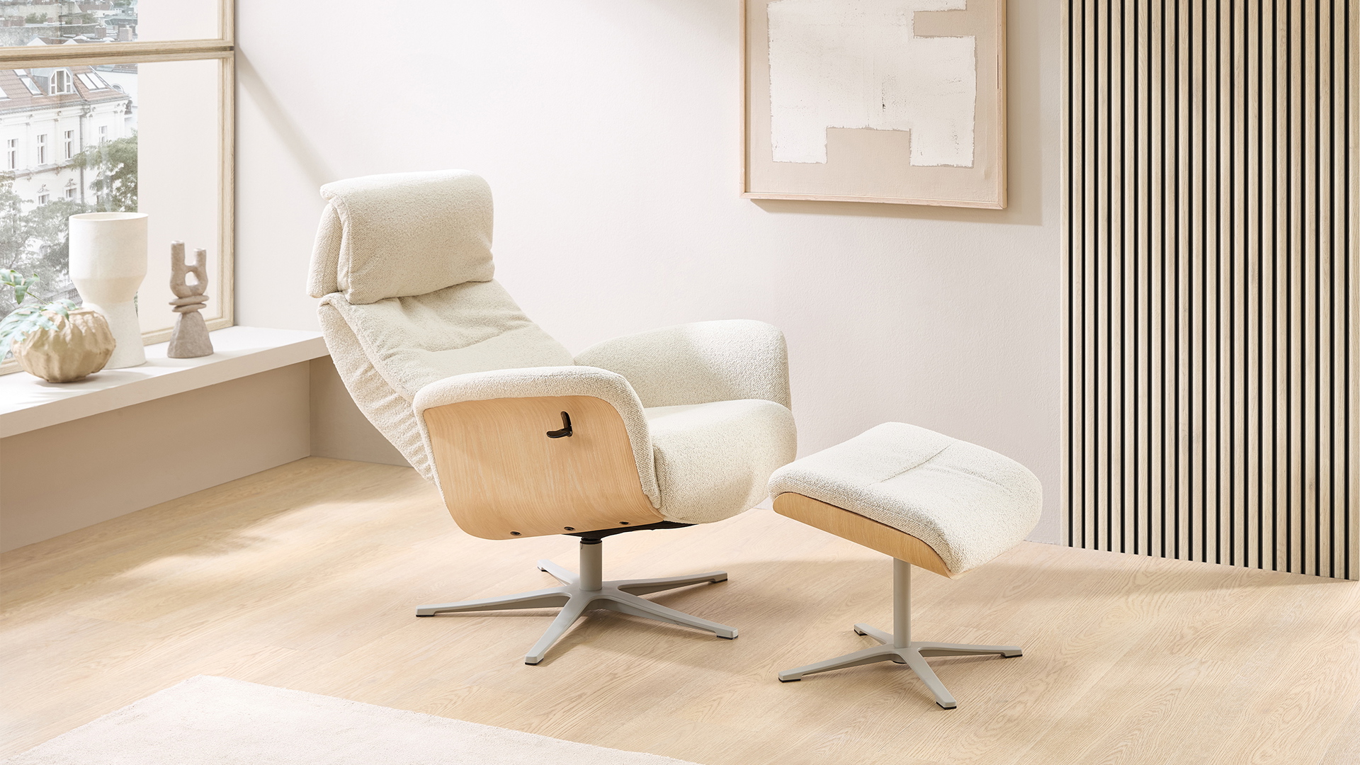 Relaxsessel Lion mit Holzapplikation und Hocker in Stoff