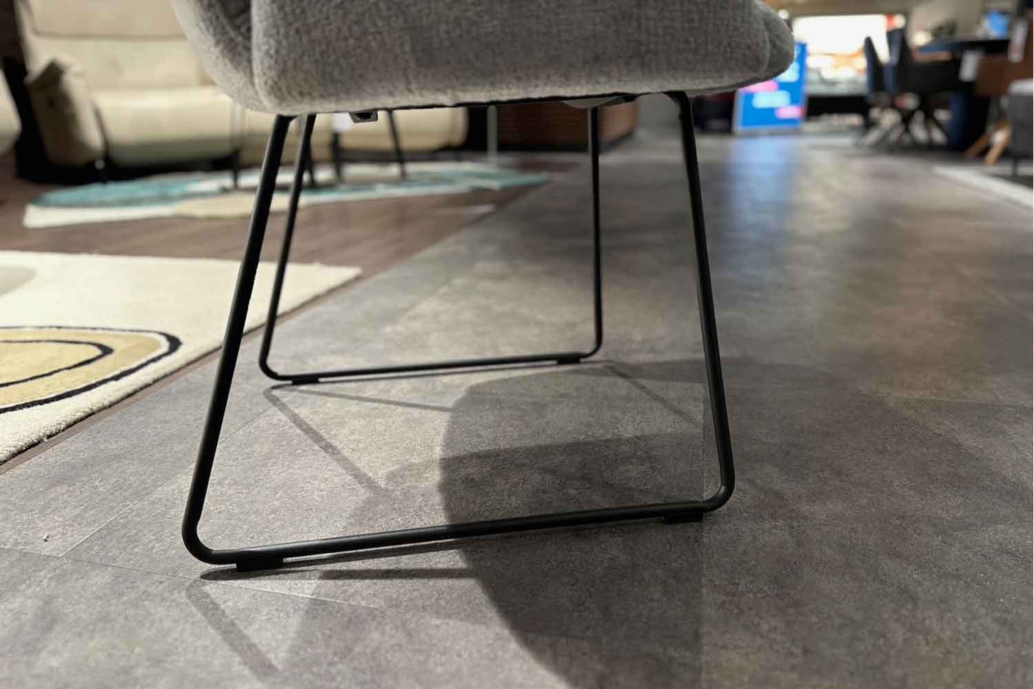 Design-Stuhl in Trendstoff Bouclé