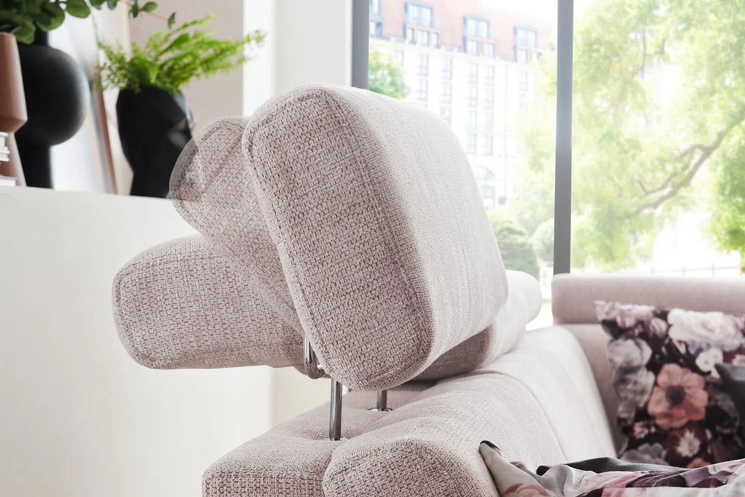 Ecksofa in L-Form mit Sitztiefenverstellung in Stoff Rosa
