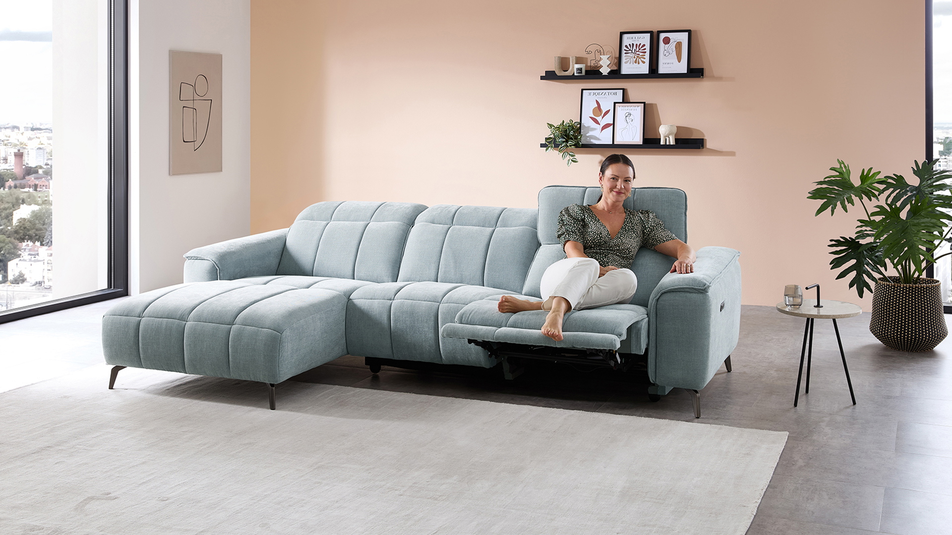 Stoff Ecksofa mit manueller Kopfteilverstellung und motorischer Relaxfunktion