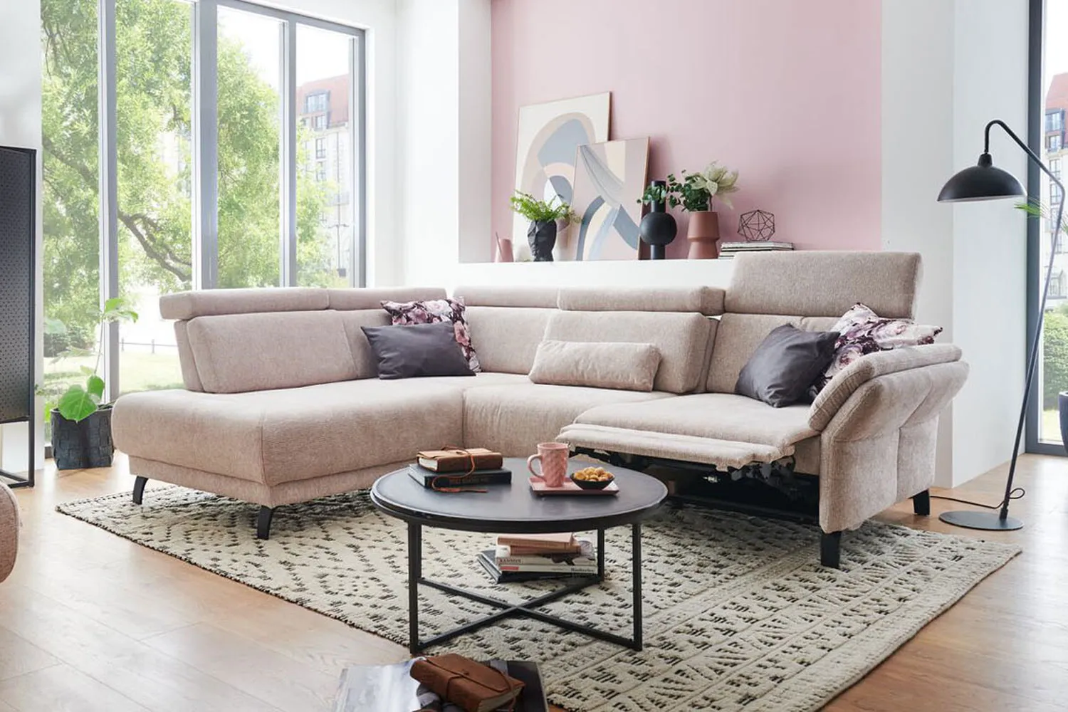 Ecksofa in L-Form mit Sitztiefenverstellung in Stoff Rosa