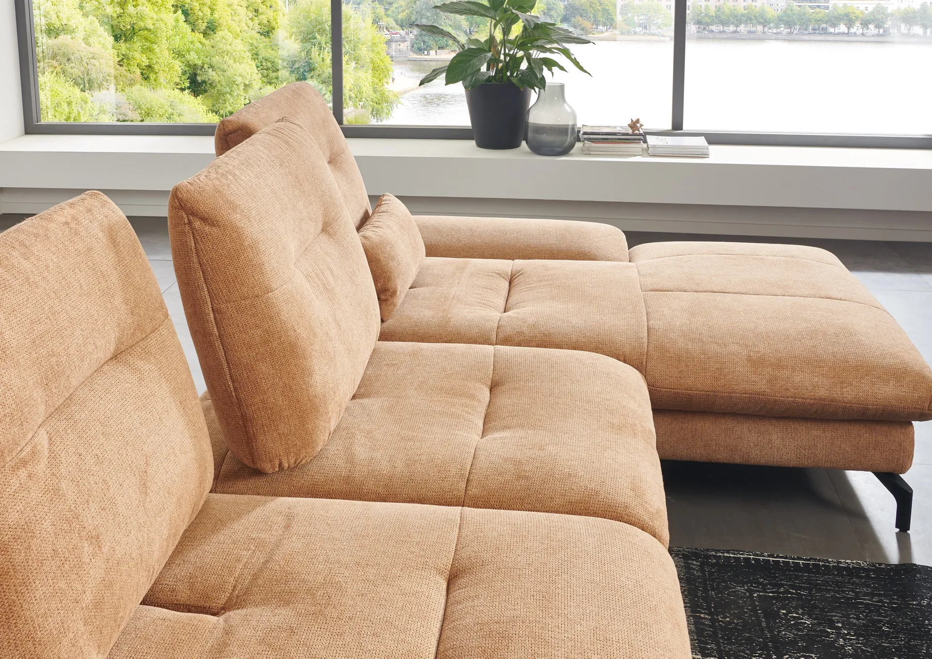 Stoff Ecksofa in L-Form mit manueller Sitztiefenverstellung