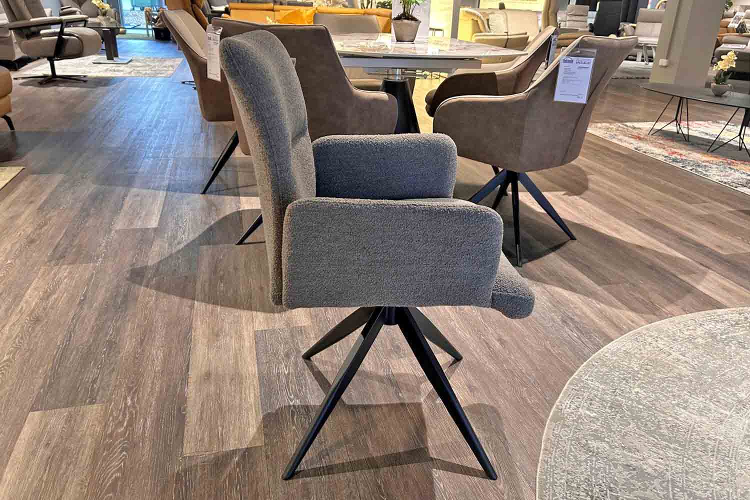 Design-Armlehnstuhl inkl. Dreh- und Rückholfunktion in Stoff