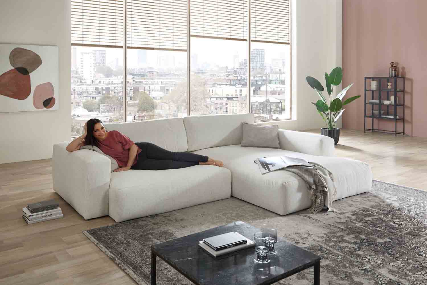 Stoff Ecksofa in L-Form in Trendfarbe natur