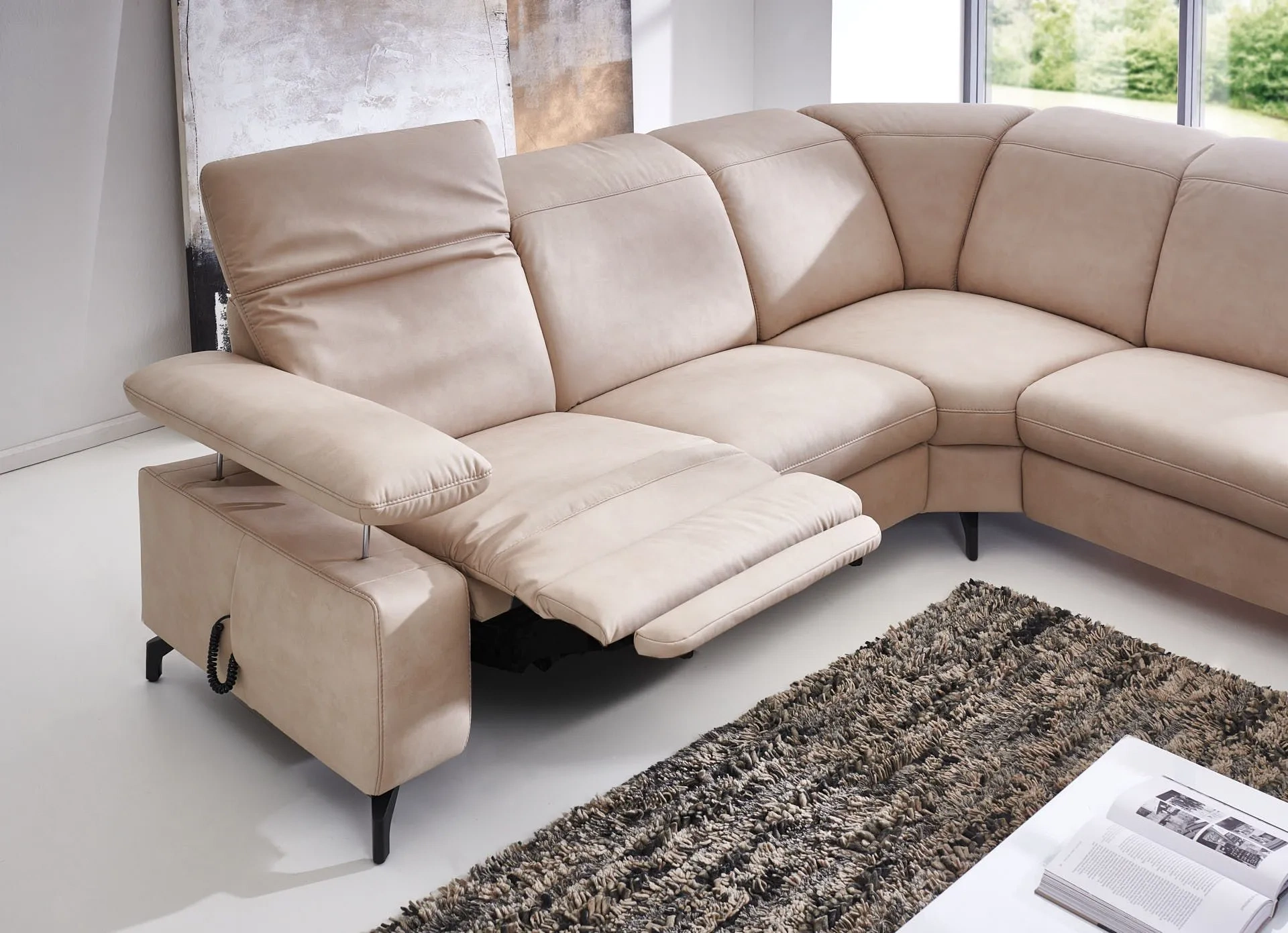 Ecksofa mit Armlehnen- und Kopfteilfunktion