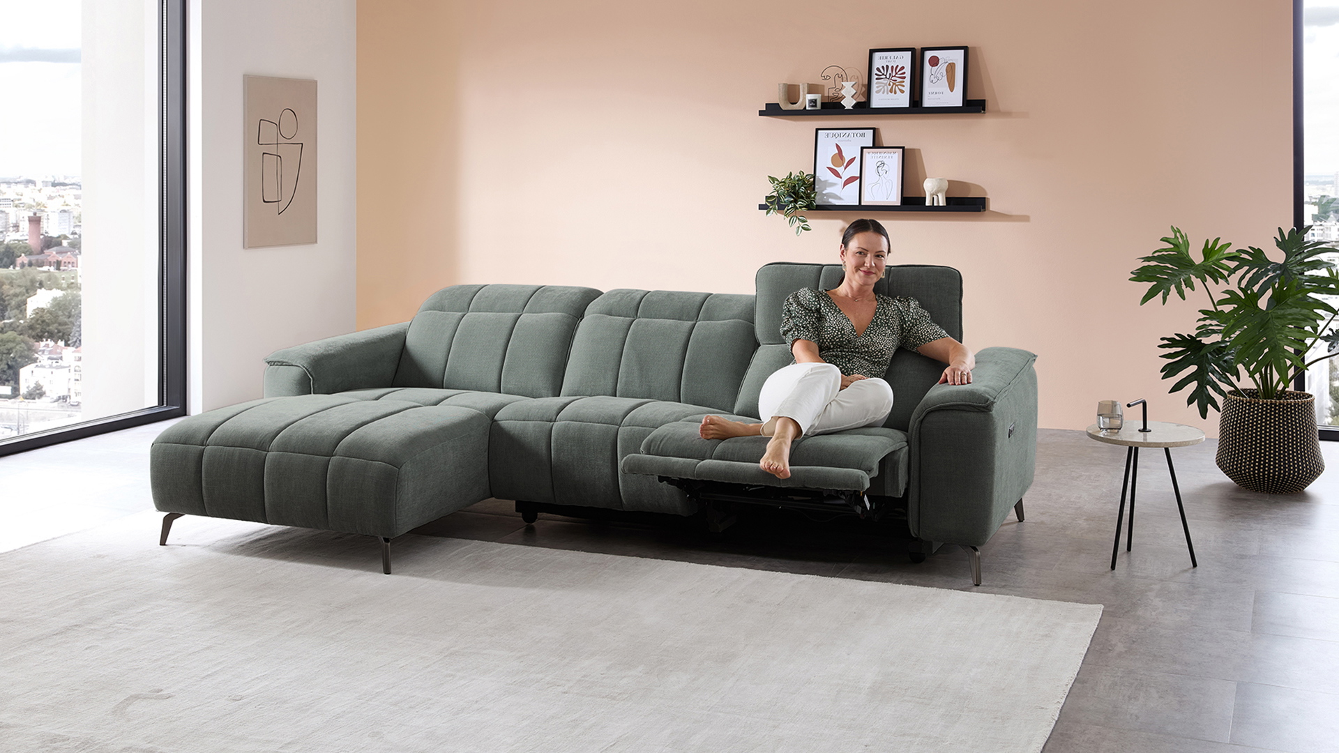 Stoff Ecksofa mit manueller Kopfteilverstellung und motorischer Relaxfunktion