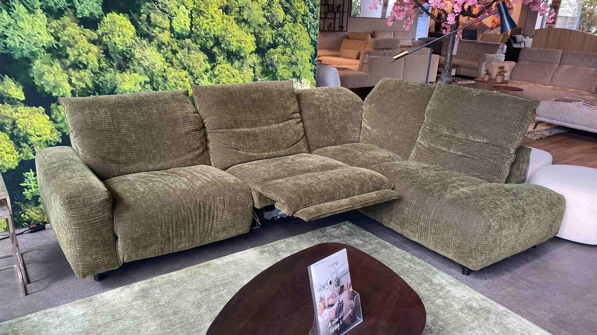 Ecksofa mit motorischer Relaxfunktion in trendigen Cord