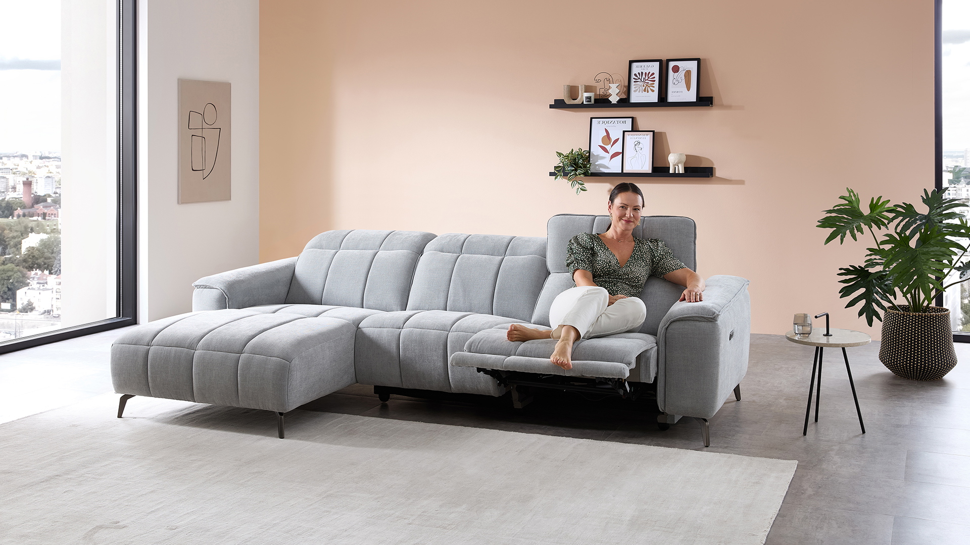 Stoff Ecksofa mit manueller Kopfteilverstellung und motorischer Relaxfunktion