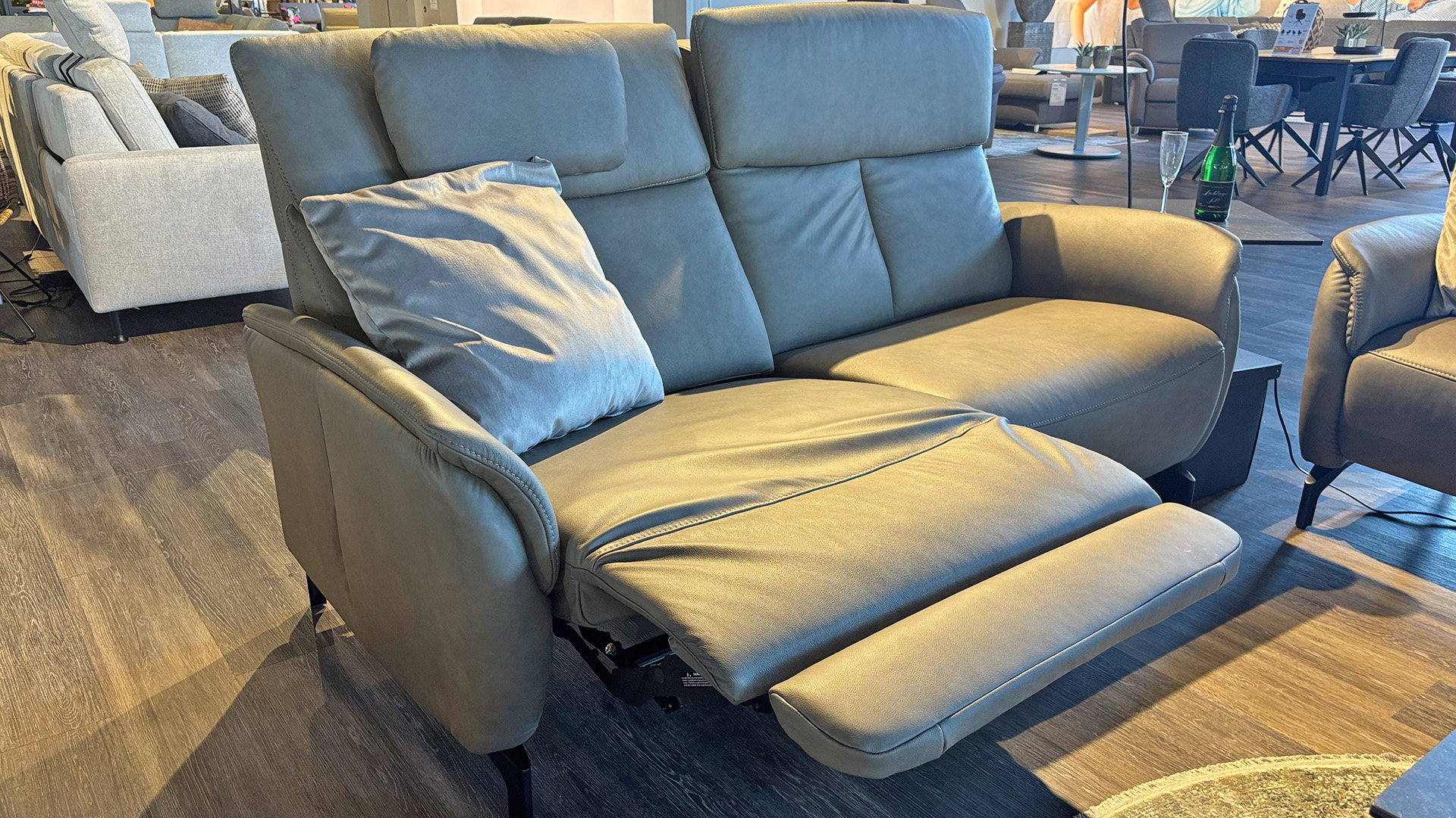 Couchgarnitur mit motorischer Relaxfunktion und motorischen Sitzvorzug in Leder