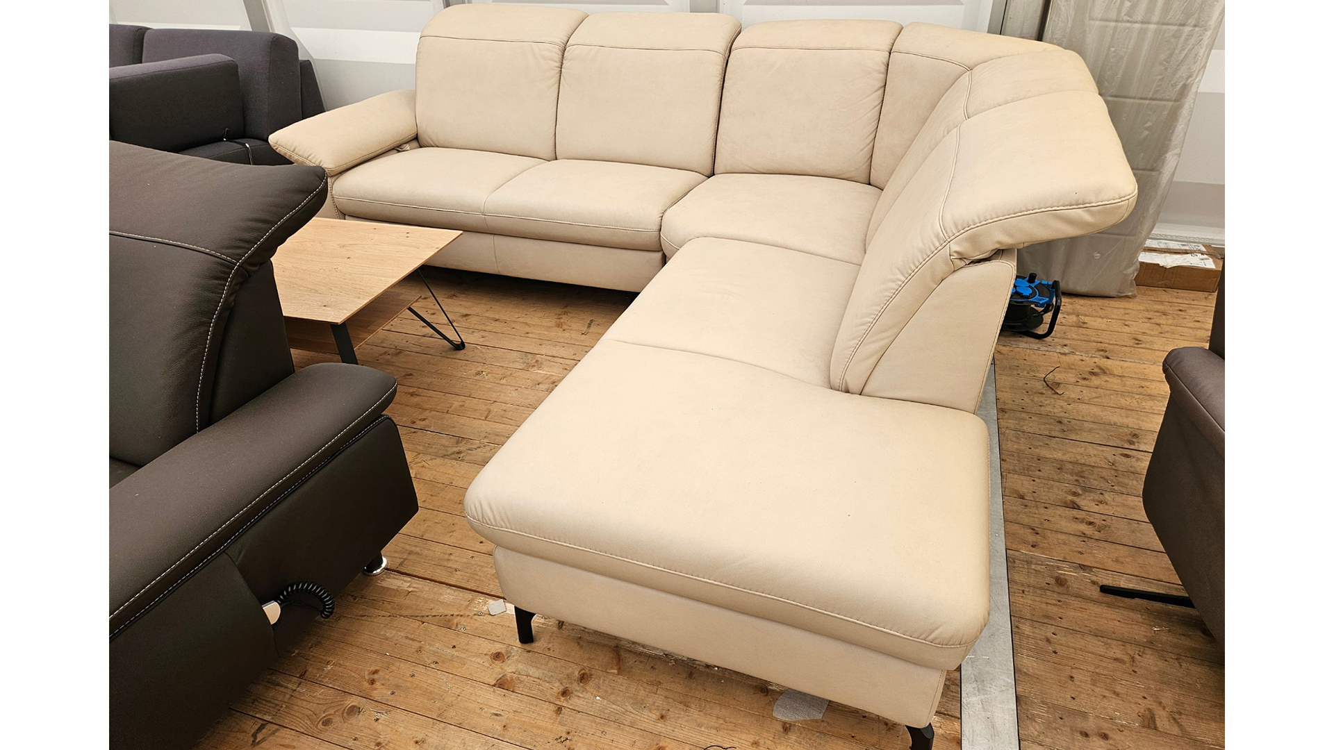 Ecksofa mit Kopfteilverstellung in Stoff
