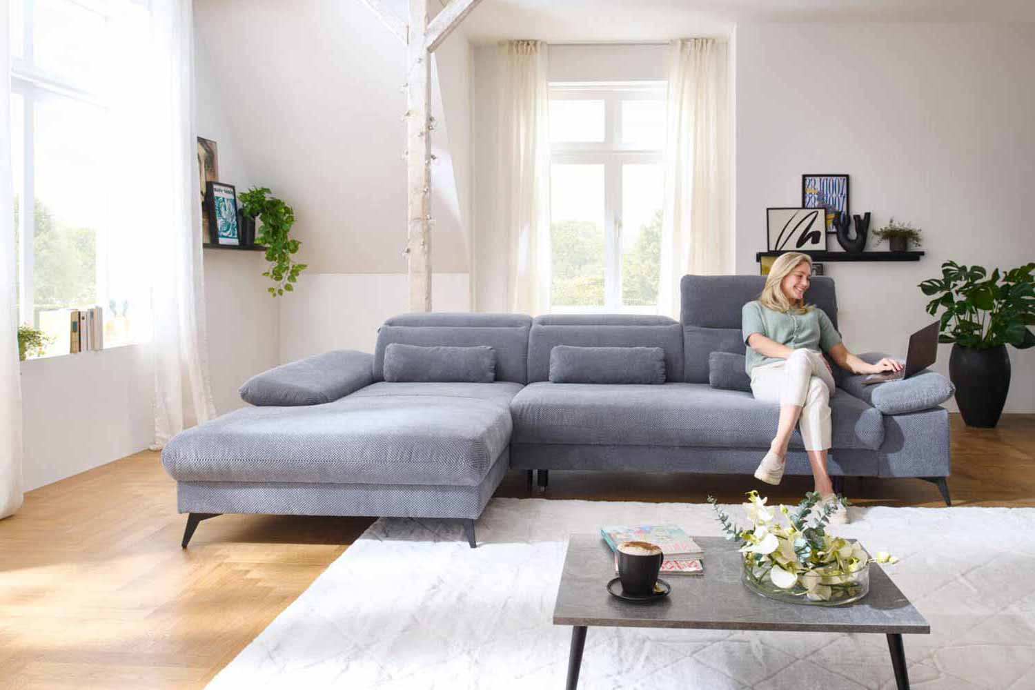 Ecksofa inkl. motorischen XL- Sitzvorzug in Stoff
