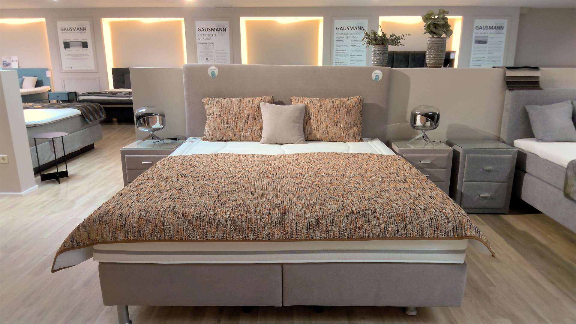 Gausmann Boxspringbett mit Wendematratze und Nachtkonsolen in Stoff -0371006300-01-02-39WW-A
