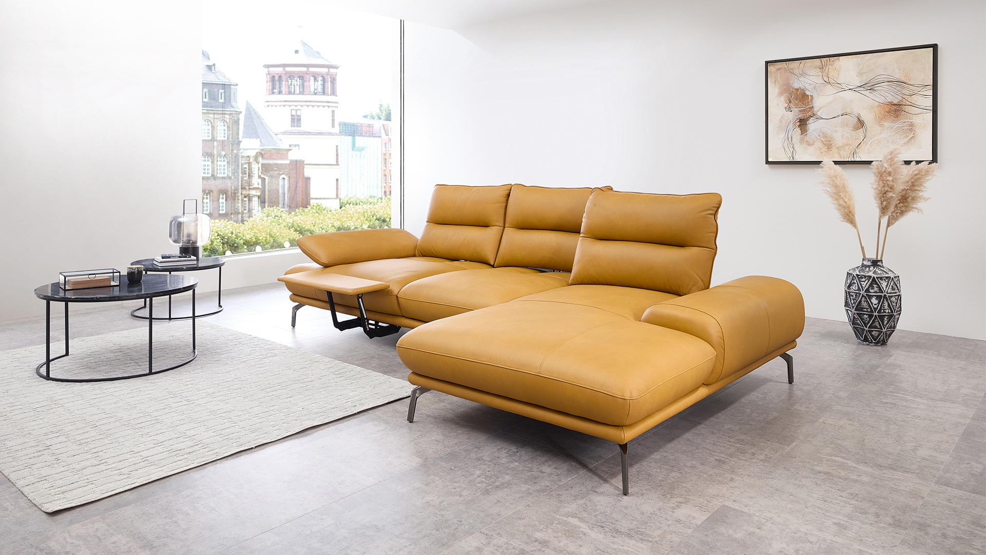 Leder Ecksofa mit Sitztiefenverstellung und motorischer Fußstütze Leder Ecksofa mit Sitztiefenverstellung und motorischer Fußstütze