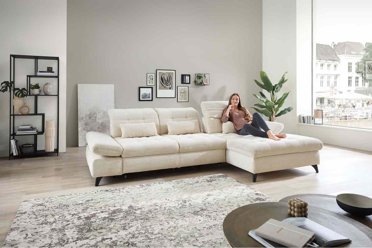 Ecksofa inkl. Sitztiefenverstellung in trendigen Cord