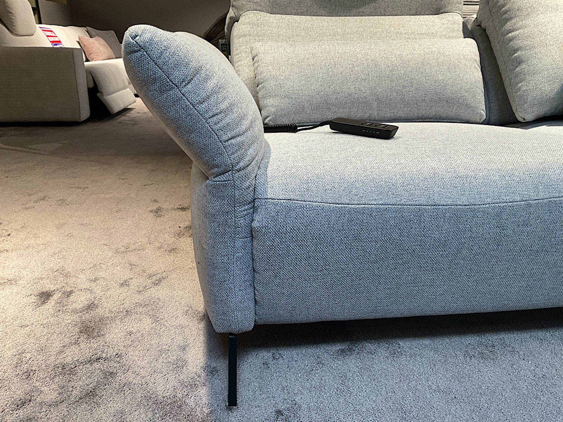 Hilker Ecksofa HC8 mit motorischer Rückenverstellung in Stoff 
