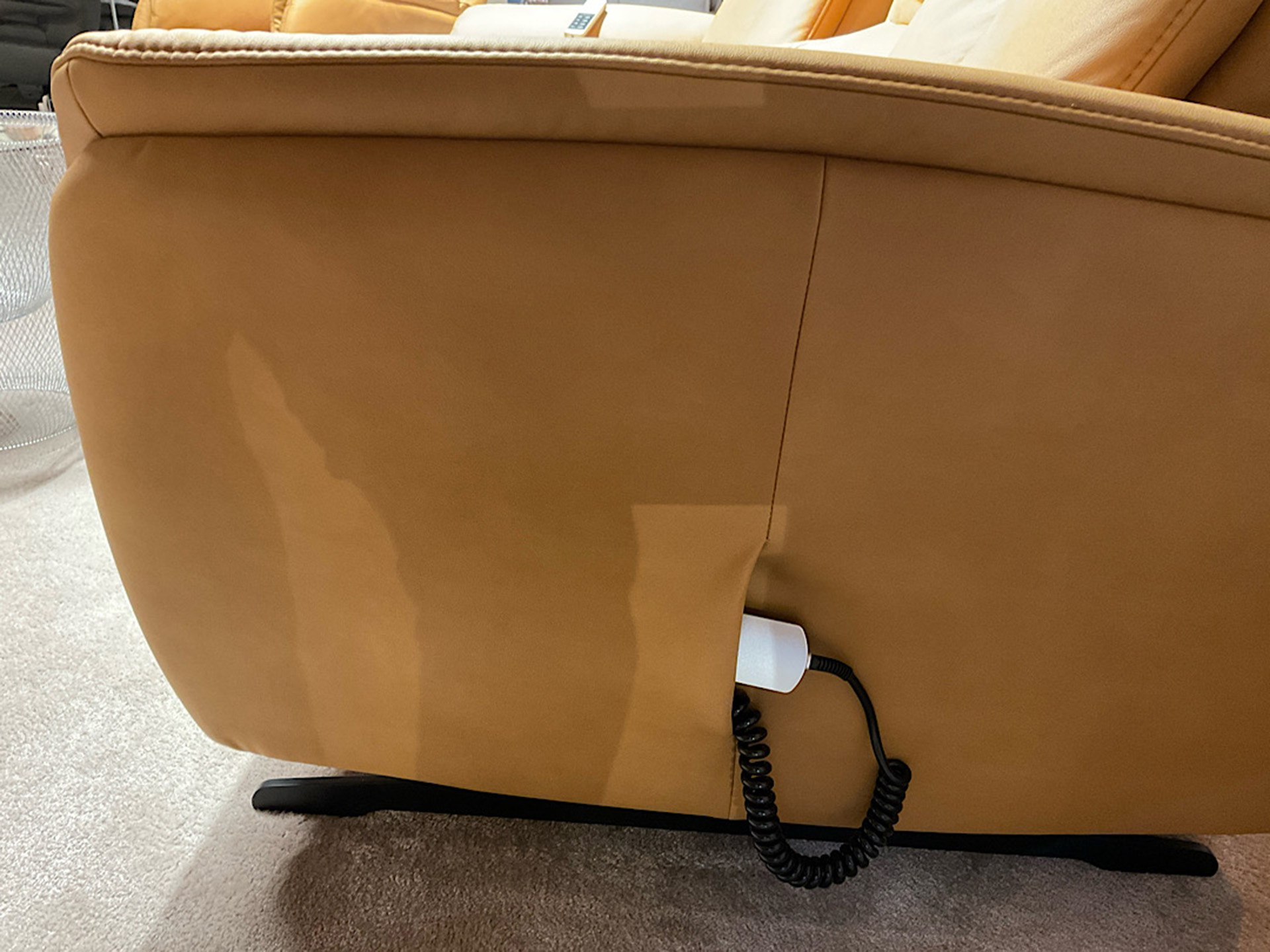 Rundsofa inkl. motorischer Relaxfunktion und Tischfunktion in Stoff