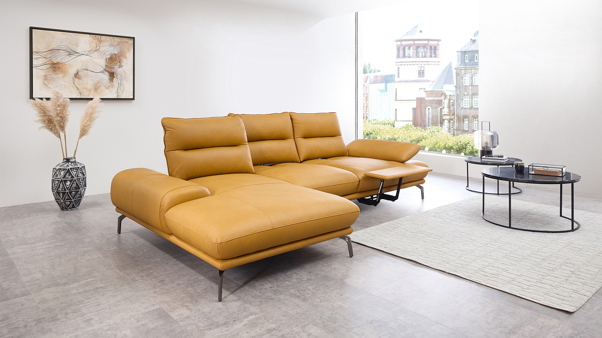 Leder Ecksofa mit Sitztiefenverstellung und motorischer Fußstütze Leder Ecksofa mit Sitztiefenverstellung und motorischer Fußstütze
