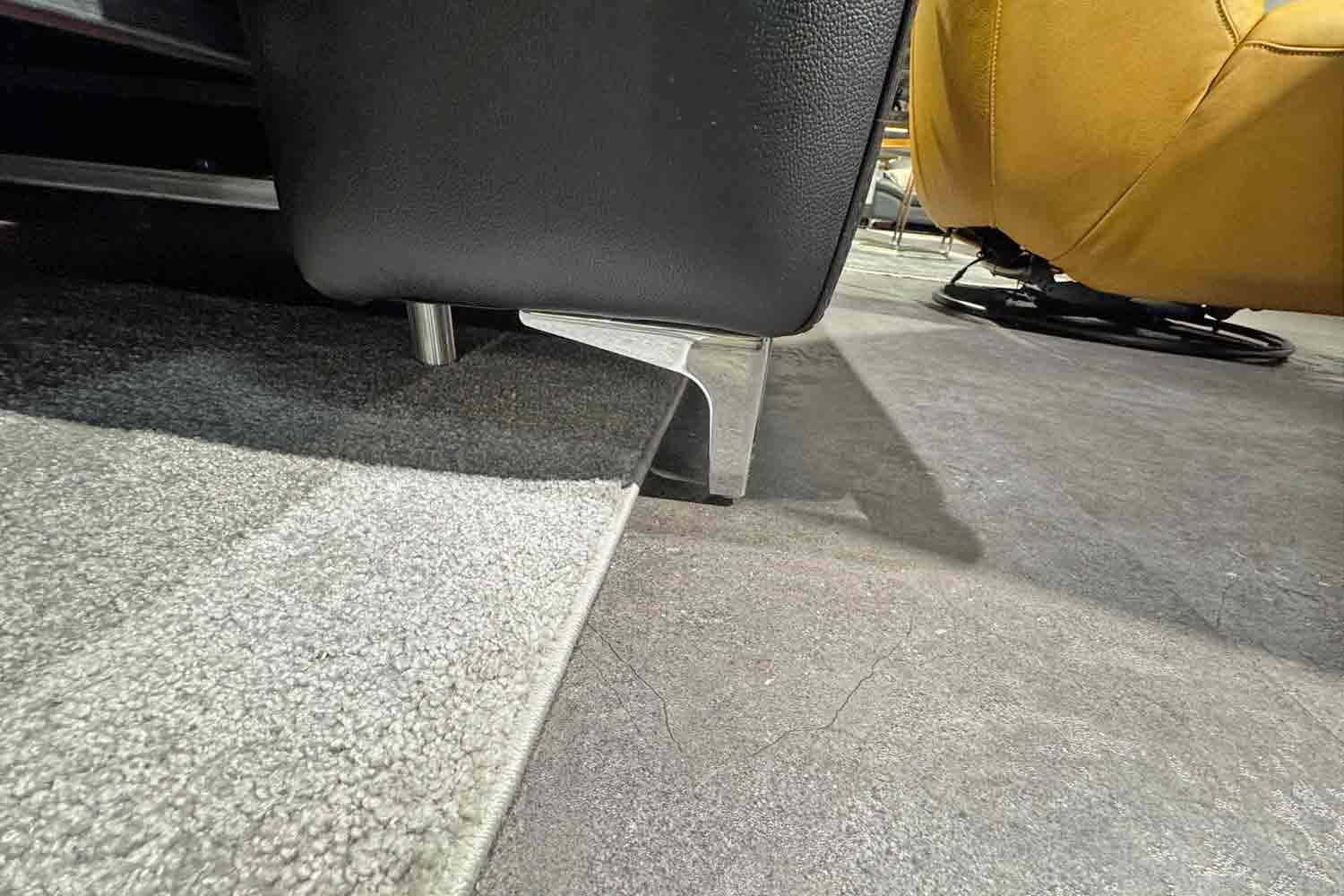Cuoio Ecksofa mit motorischen Vorziehsitz in Leder