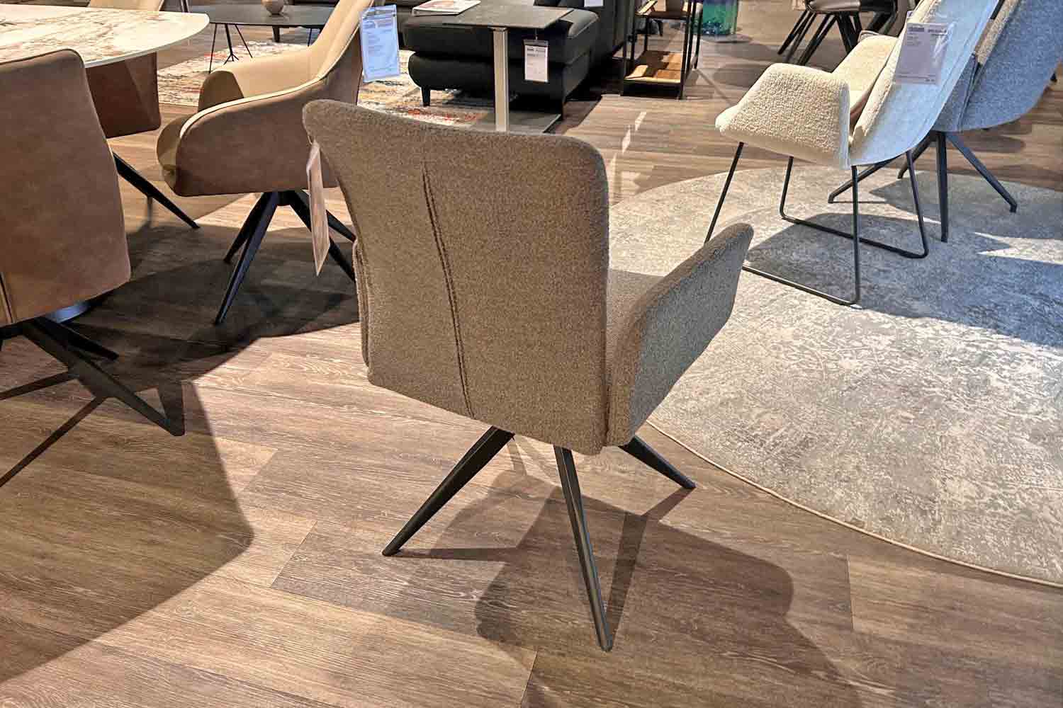 Design-Armlehnstuhl inkl. Dreh- und Rückholfunktion in Stoff