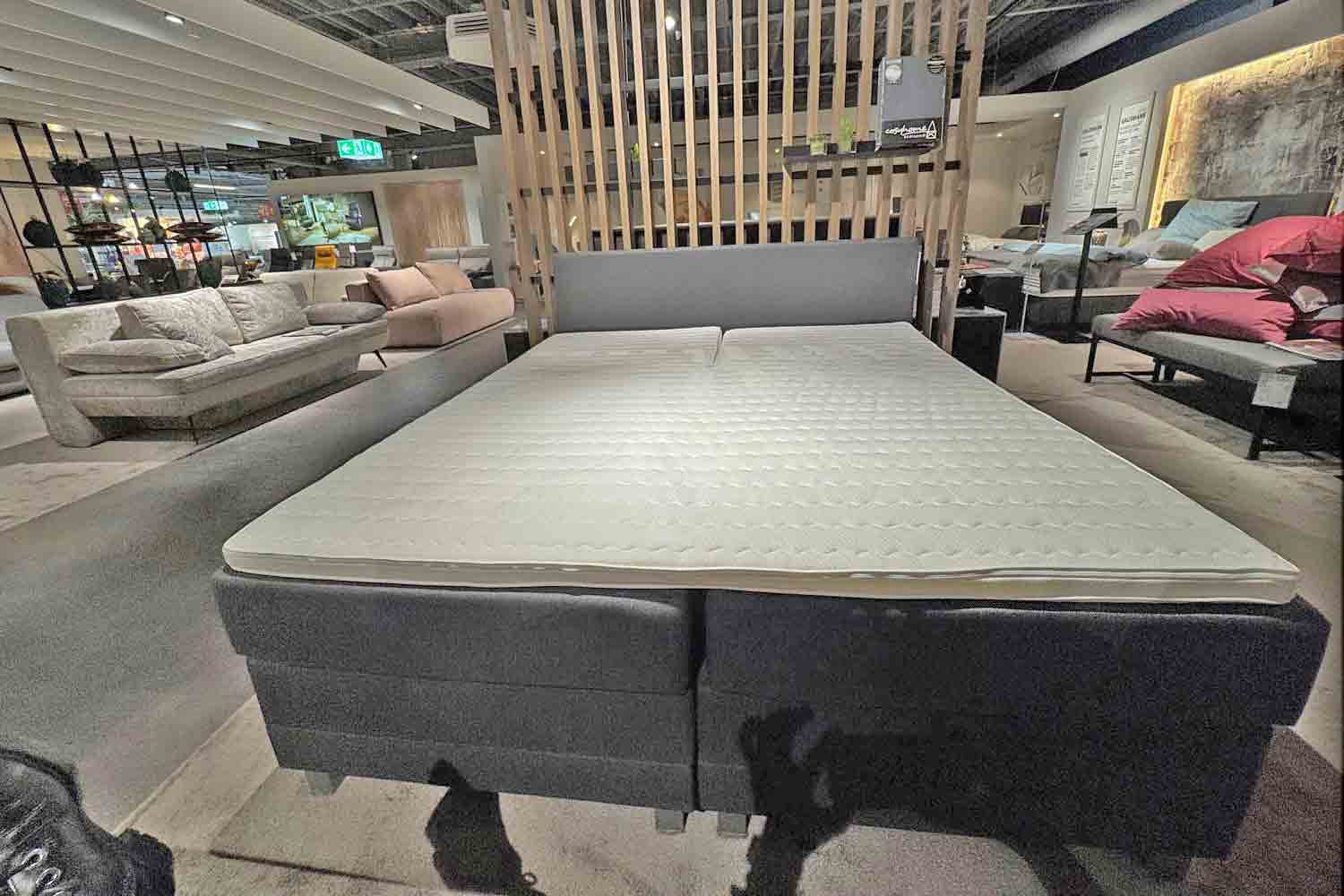 Boxspringbett mit motorischer Verstellung in Stoff